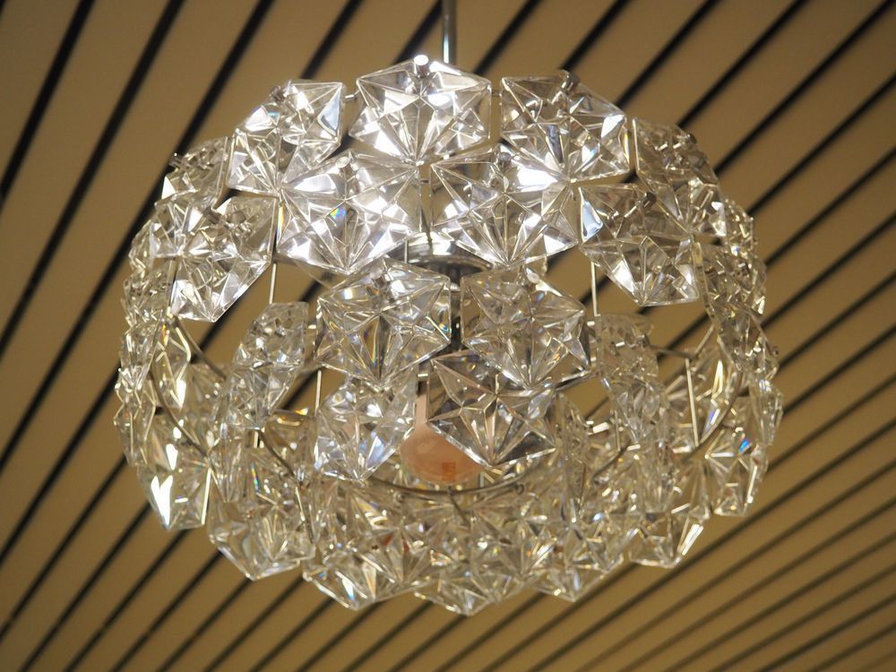 Null Kinkeldey: 约1960年的吊灯，切割水晶，镀铬弧形钢线框架和切割水晶吊坠，已签名。高：95，直径：45厘米