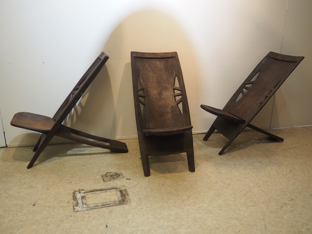 Null Obra africana: Juego de 3 sillas centinela en 2 partes, circa 1970, madera &hellip;