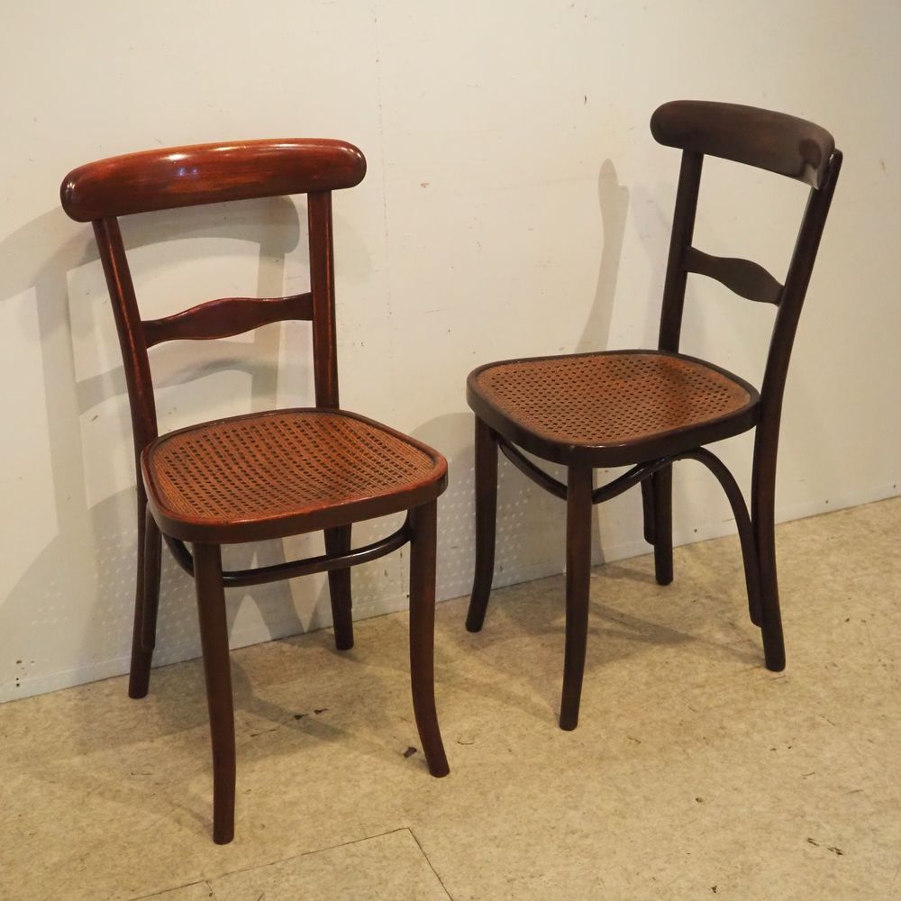 Null Thonet：一套2把椅子，约1900年，弯曲的木头，模仿藤条的镂空胶合板座椅，底座下有品牌标签