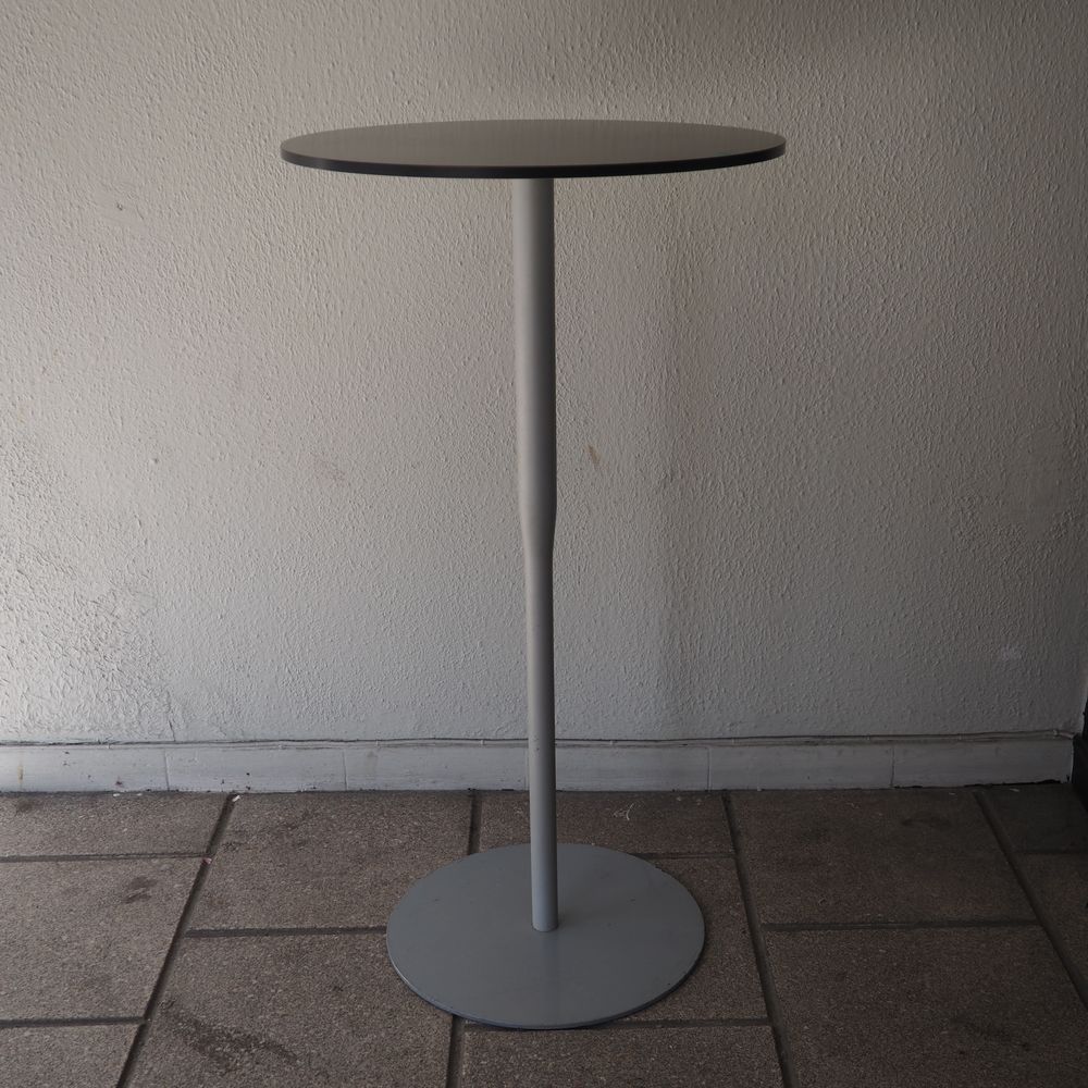 Null 用于站立用餐的设计桌，约2000年：层压圆形桌面，中央底座带有灰色漆面钢盘脚，直径：59，高：110厘米