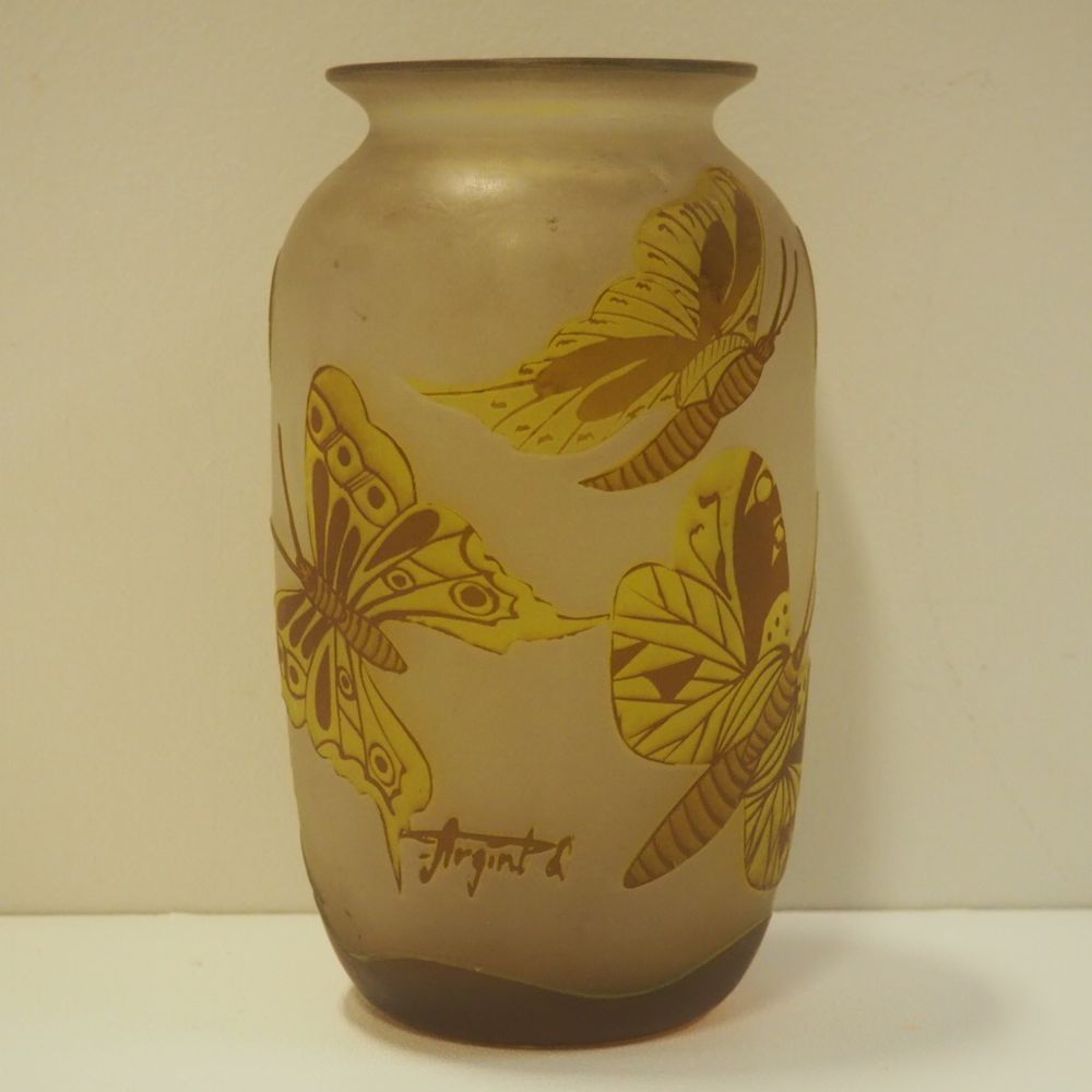 Null Argental : Art-Deco卵形花瓶，双层口吹玻璃，浅黄色，酸蚀装饰，蝴蝶图案，浮雕签名，高：18.4，直径：10厘米