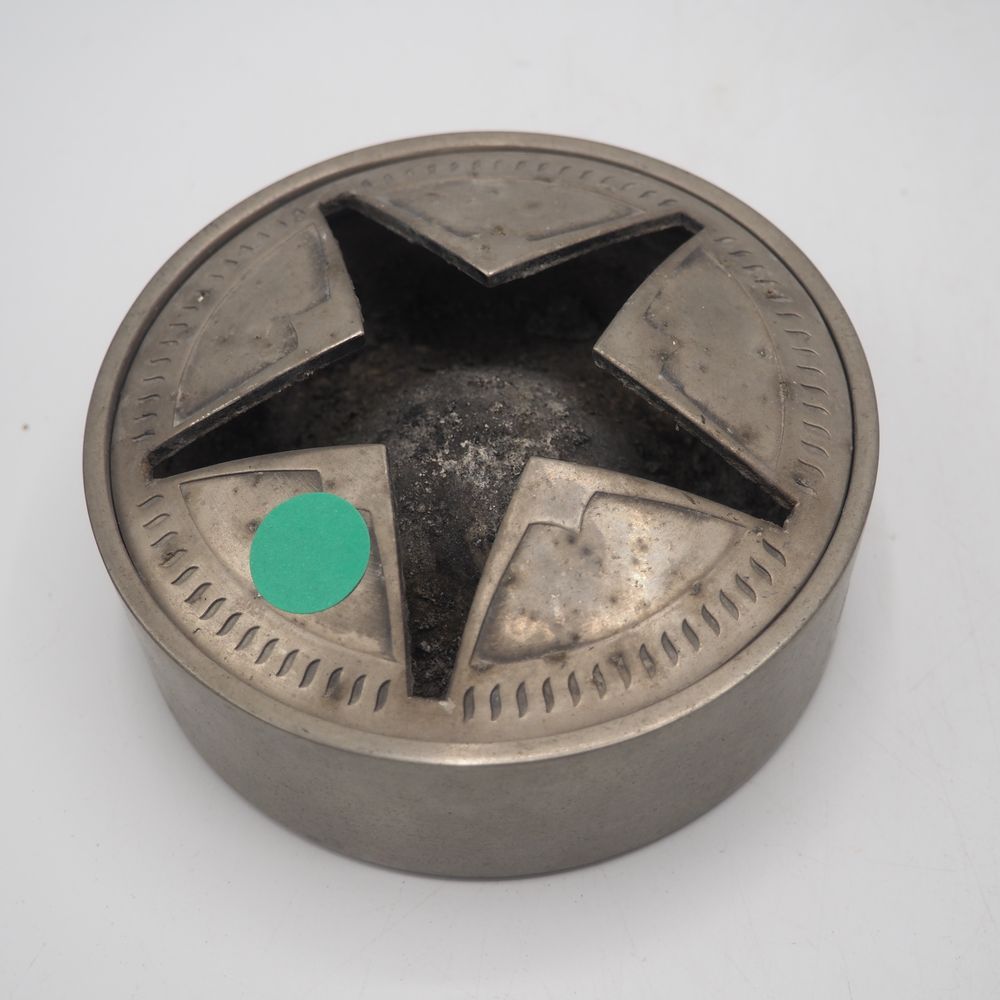 Null 万宝路：圆柱形烟灰缸，抛光铸铝，印有 "万宝路 "字样，镂空装饰有星星。