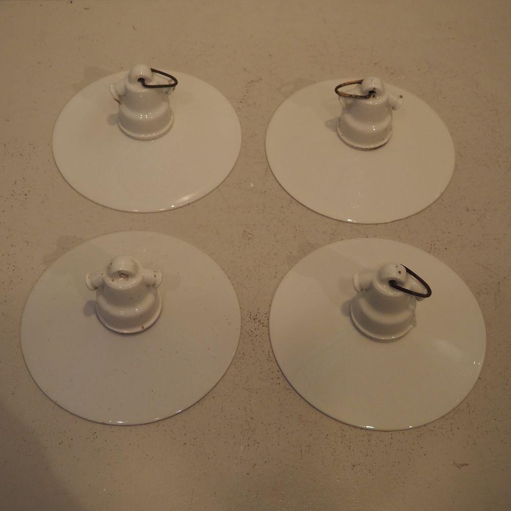 Null Lot de 4 suspensions formant assiette vers 1900, porcelaine émaillée blanc,&hellip;