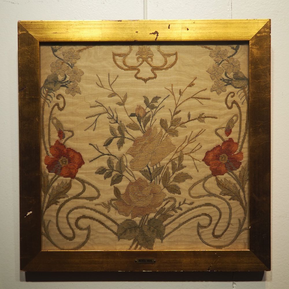 Null Vidal Nieves : Soie brodée, art-nouveau, décor floral, dim : 40 x 40 cm