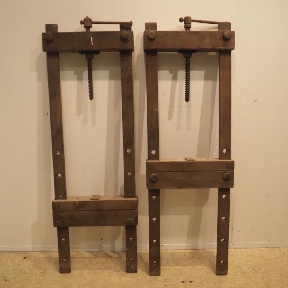 Null Pair of carpenter's clamps around 1920, solid wood, adjustments with screws&hellip;