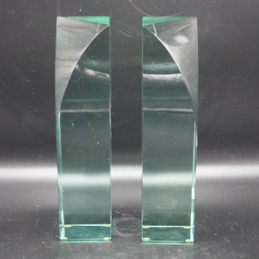Null Jan Stohanzl (1948) : Pair of bookends, square-section cut cast glass mass,&hellip;