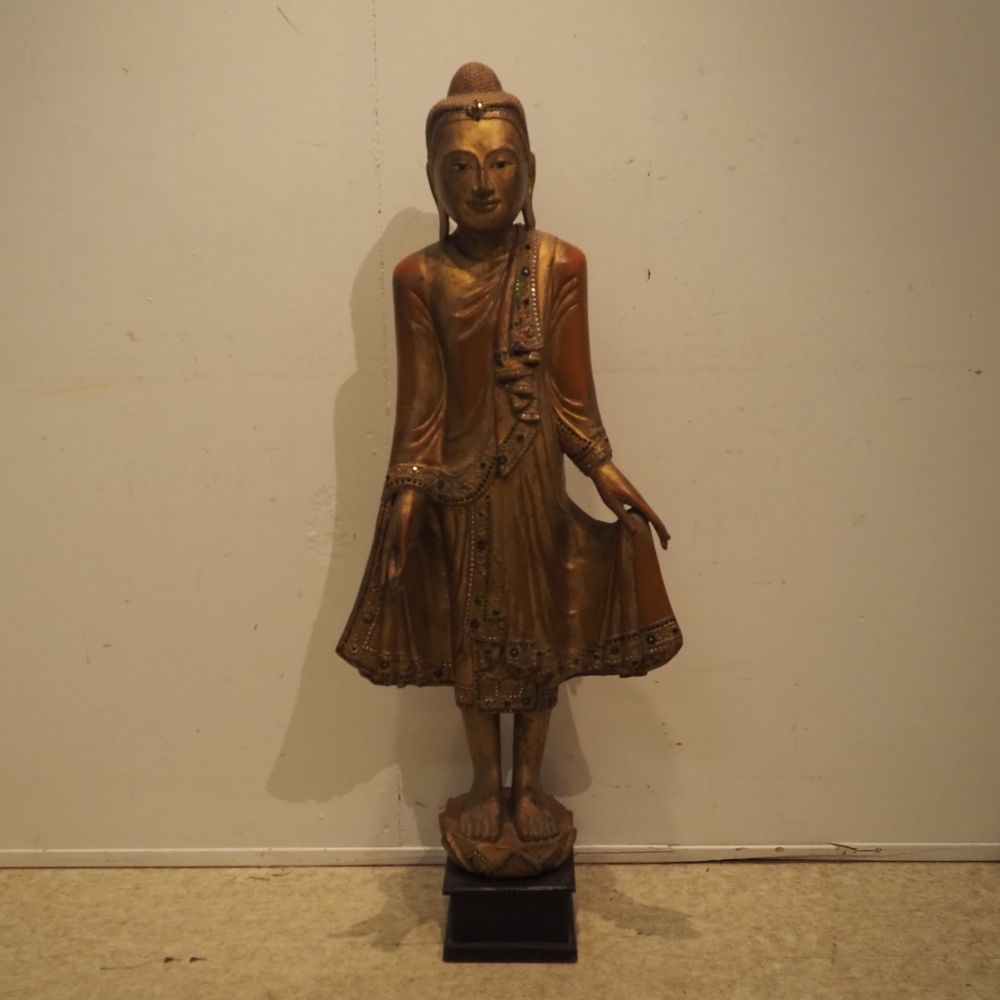 Null 约1970年的泰国佛像：镀金的多色木雕，带彩色镜面镶嵌，有其通关线索，总高度112厘米