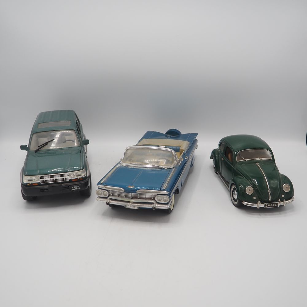 Null Lot of 3 miniature cars 1/18th including a Maisto beetle, Land cruiser Road&hellip;