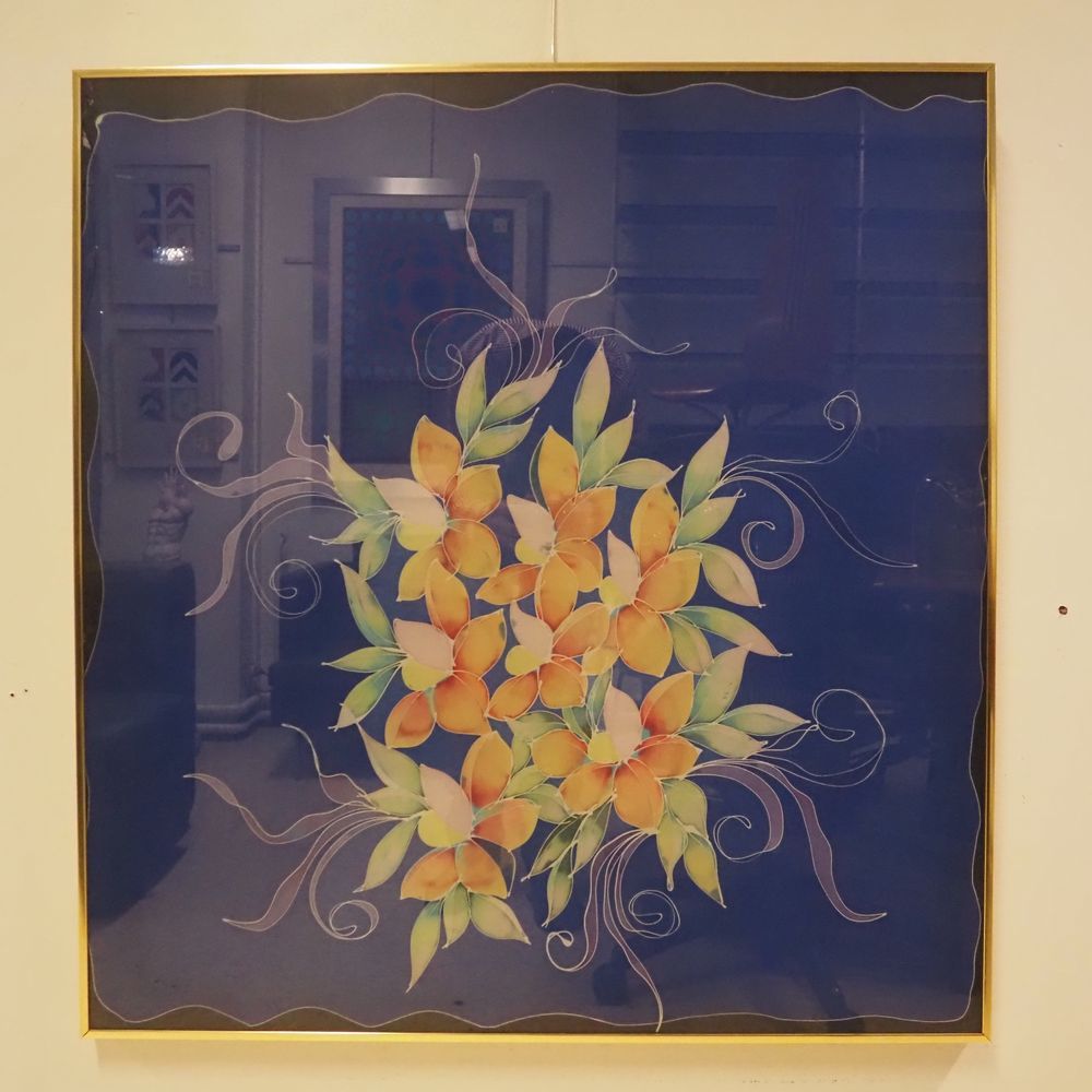 Null 玻璃框架下的围巾：天然丝绸，蓝色背景上的花卉设计，尺寸为：84 x 79厘米，尺寸为：85 x 80厘米