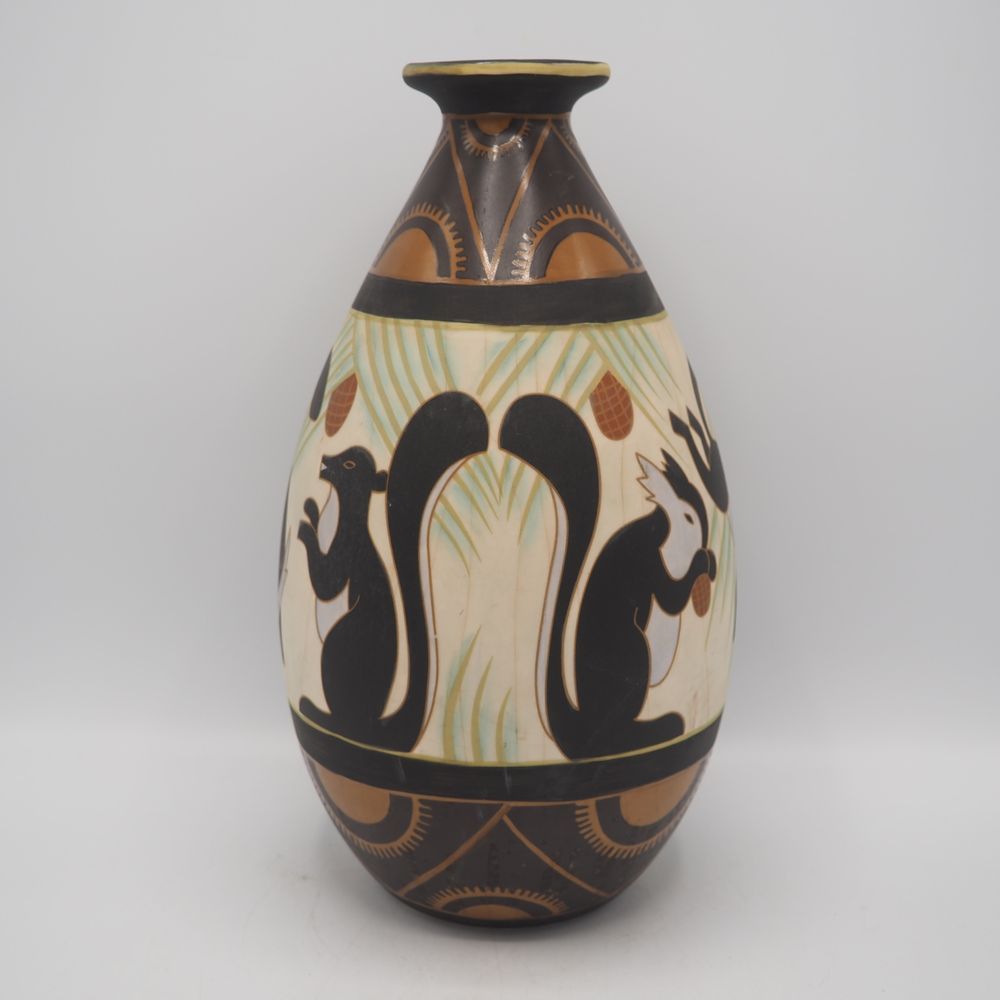 Null Art-Deco风格的卵形花瓶，釉面裂纹陶瓷，松鼠装饰，底座下有标记和签名，高：31厘米，直径：18厘米