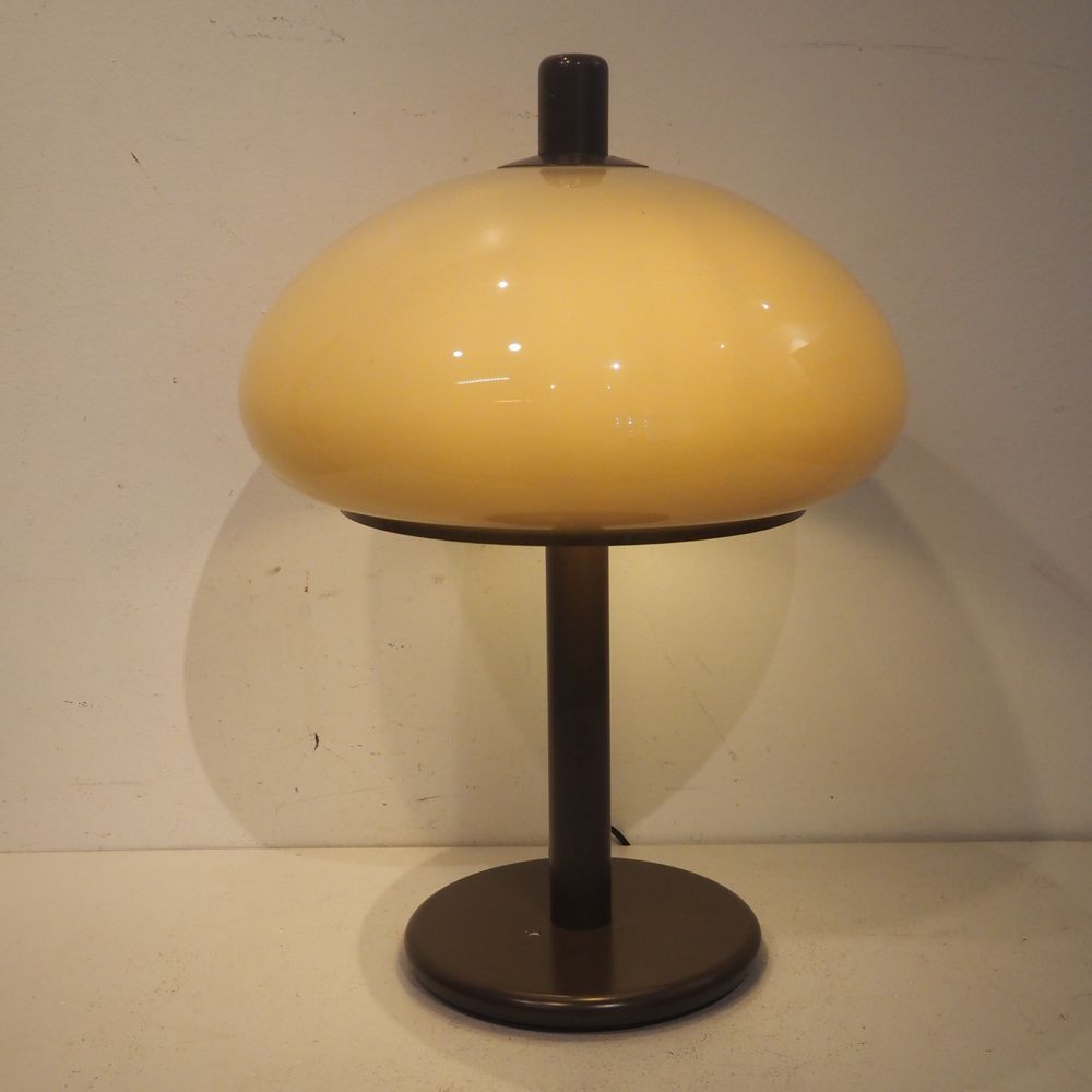 Null 古兹尼风格：台灯，"蘑菇 "型号，约1970年，棕色烟熏玻璃灯罩，管状灯杆，棕色漆面金属盘底座