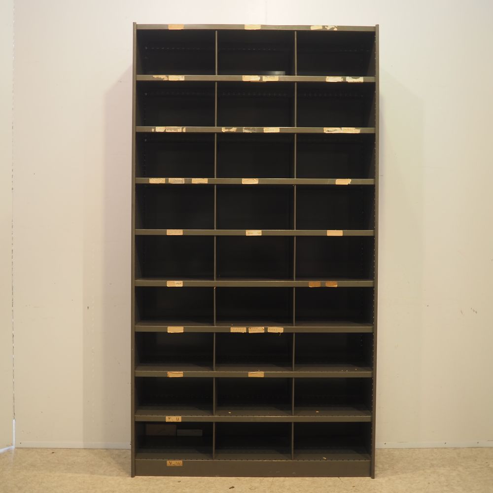 Null 工业家具：书柜，约 1960 年制造，卡其色漆金属，有 27 个隔层，可拆卸，高：200，宽：108，深：32 厘米