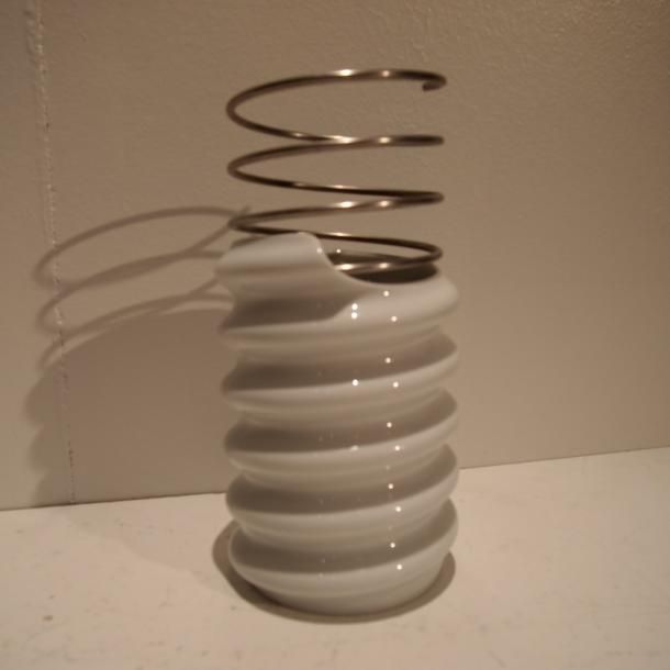 Arad Ron Arad Ron / Rosenthal : Vase vers 1970, porcelaine émaillée et fil de mé&hellip;