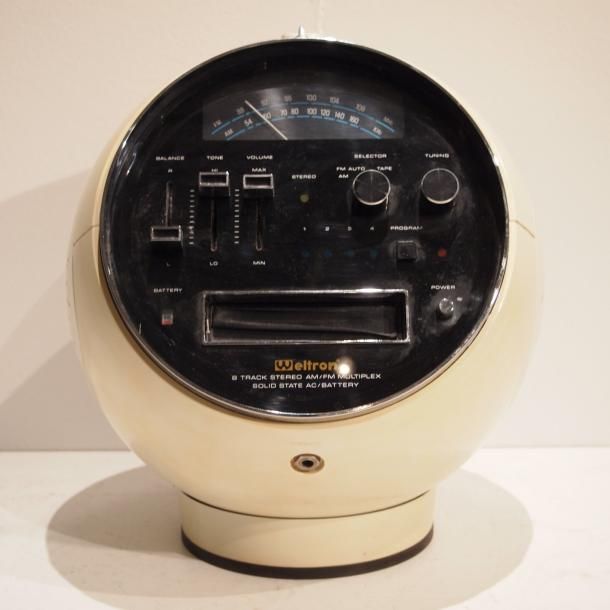 WELTRON Weltron : Radio cassette, modèle Boule, dessiné en 1970, ABS blanc, plus&hellip;