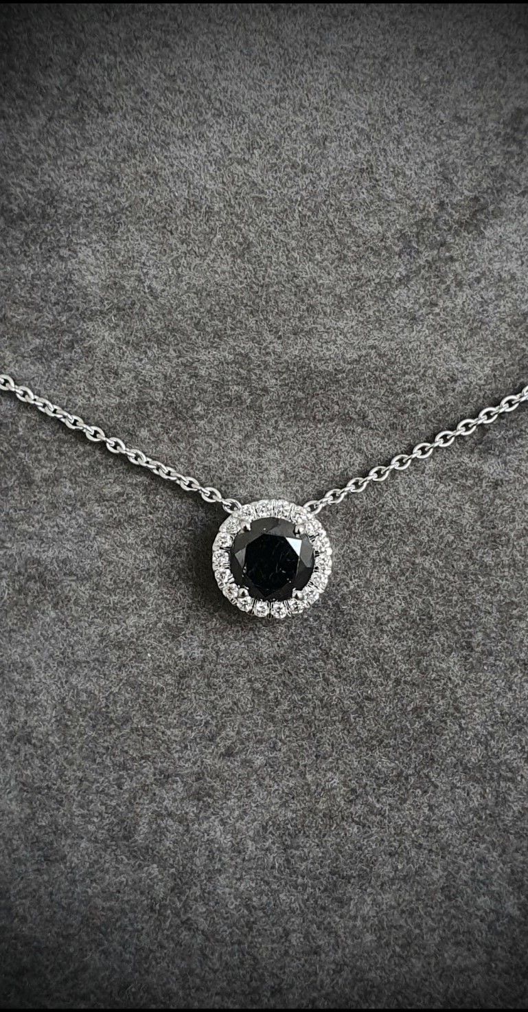 Null Pendentif 

Or blanc centré d'un rare diamant noir rond taille moderne pesa&hellip;