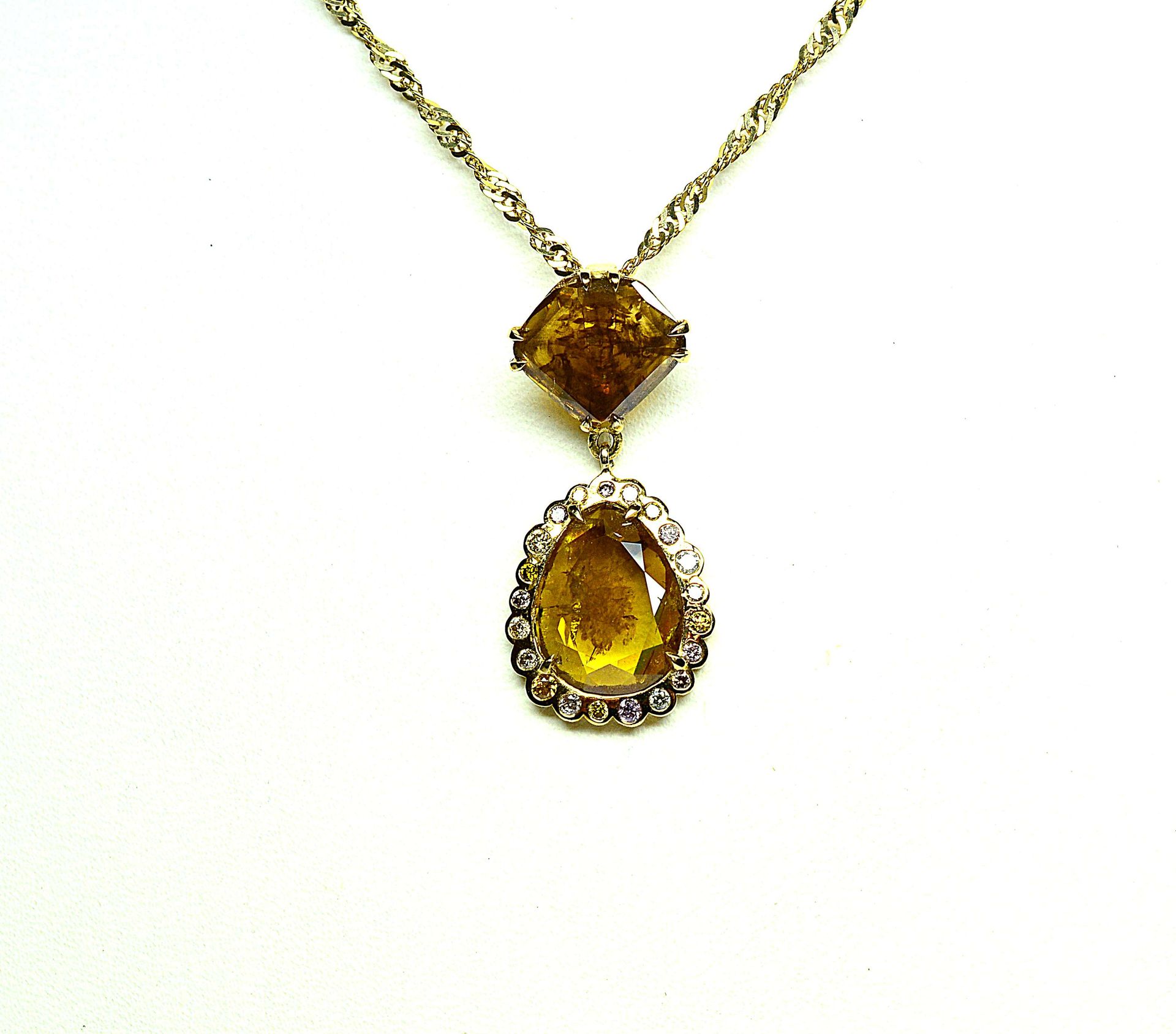 Null Pendant 

Yellow gold with a square diamond and a faceted drop diamond weig&hellip;