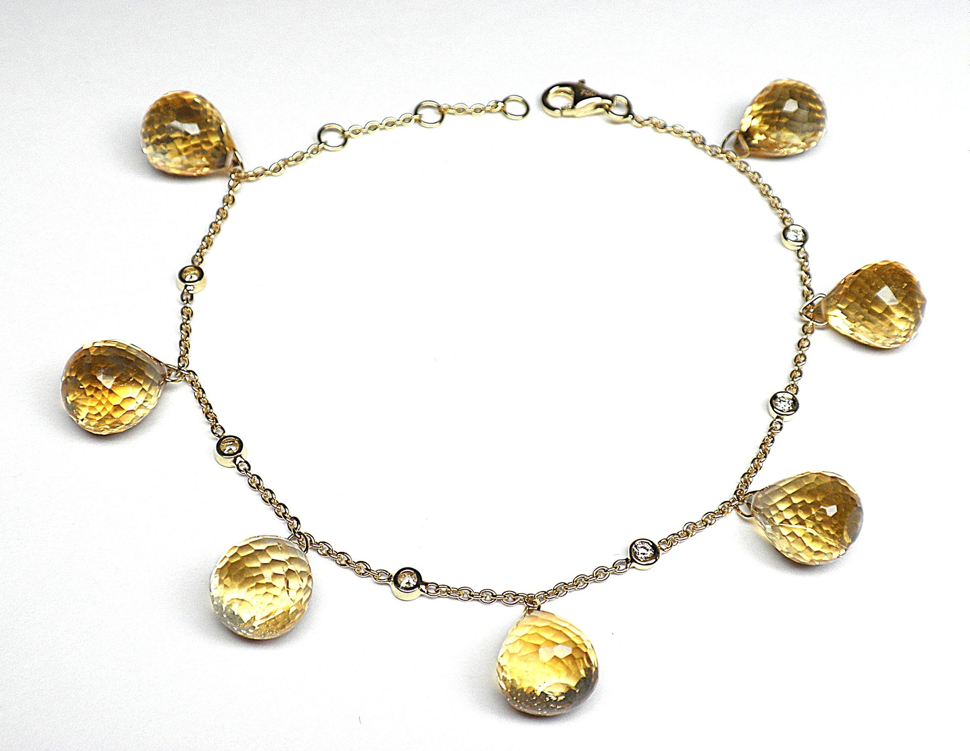 Null Pulsera 

Oro amarillo engastado con 7 citrinos briolados por 30 c. Aprox. &hellip;