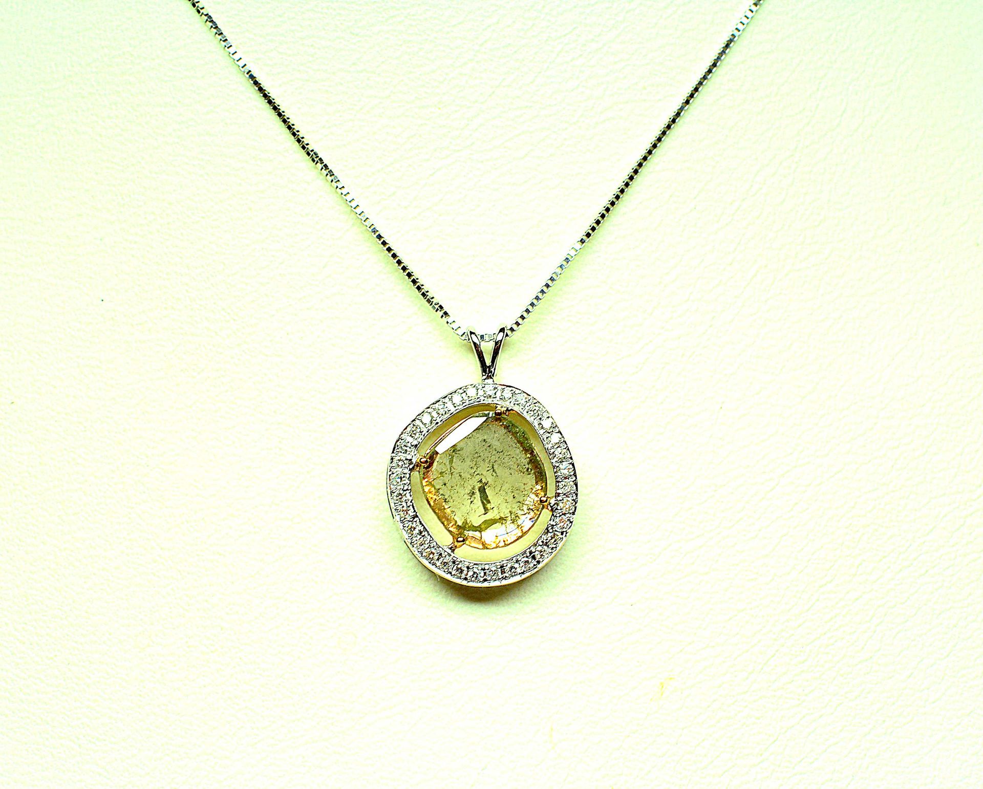 Null 垂饰

白金和玫瑰金吊坠的中心是一颗平面刻面的天然彩钻，重约0.80c，镶嵌有32颗白钻。

黄金 2,36 g