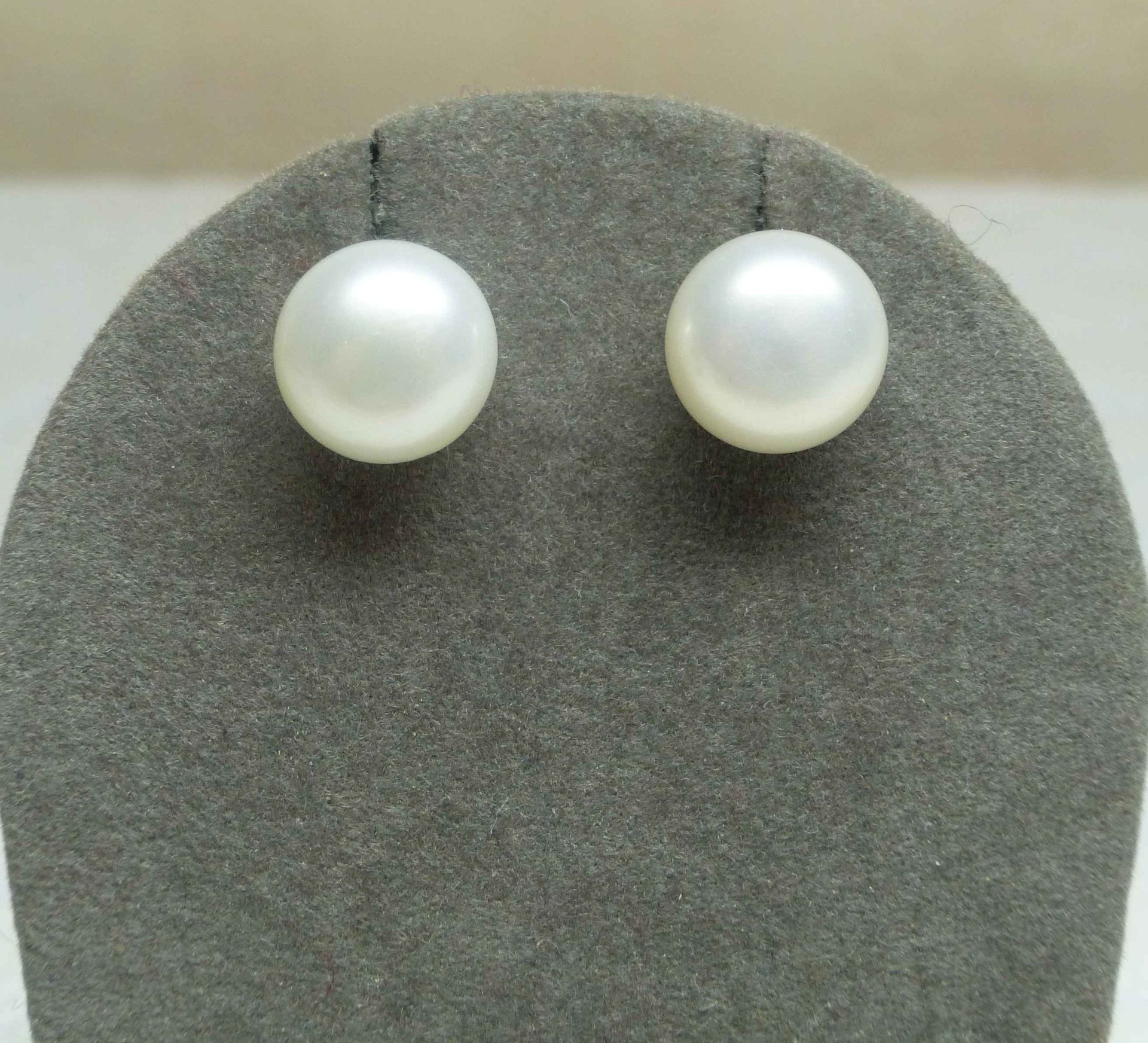 Null 一对耳环

天然养殖珍珠 "纽扣 "形状，直径9毫米 - 银质镶嵌