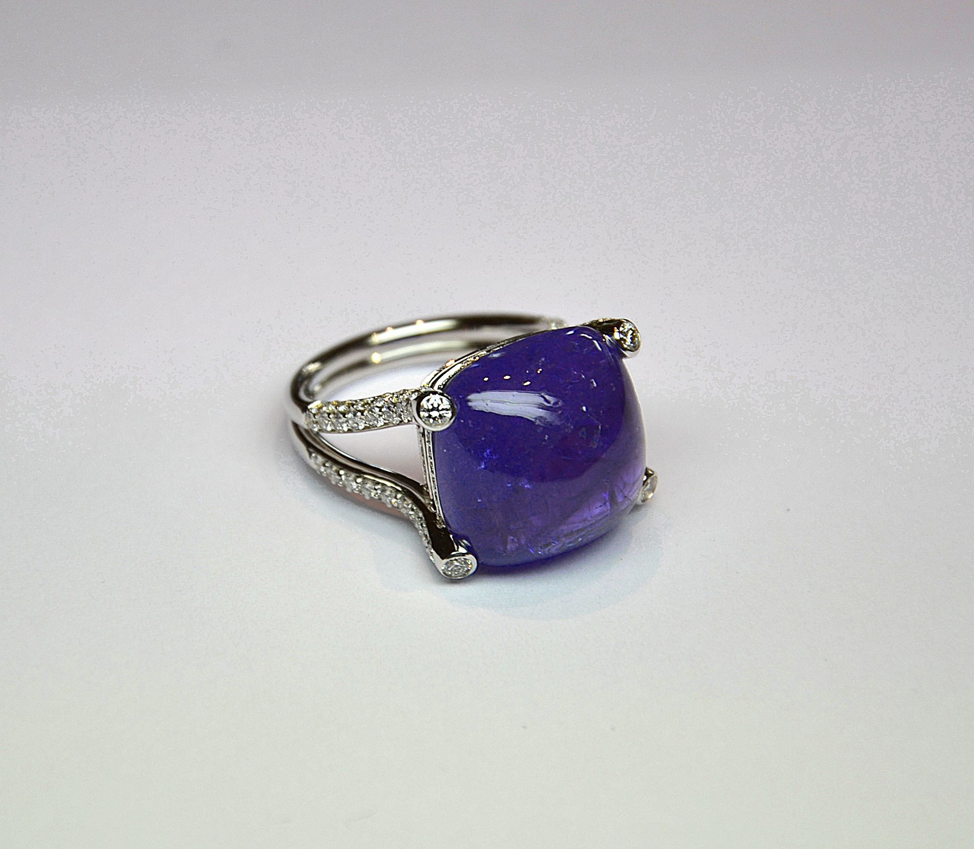 Null Bague en or blanc ornée d'une rare et importante tanzanite Naturelle taille&hellip;