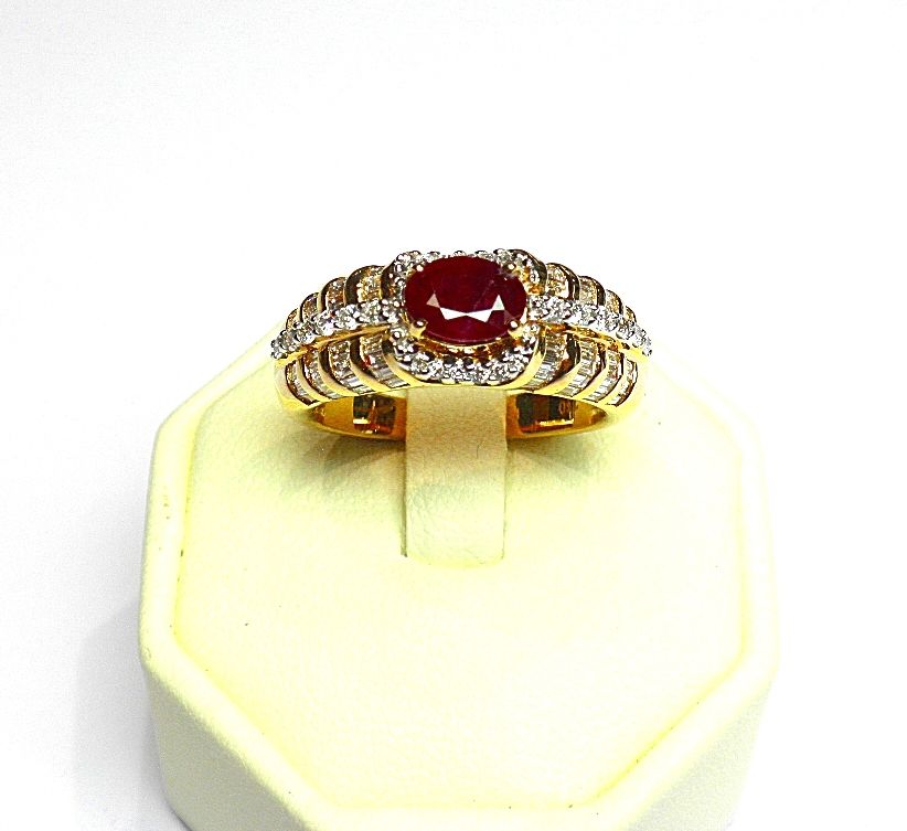 Null Bague en or jaune ornée en son centre d'un rubis ovale de belle couleur pes&hellip;