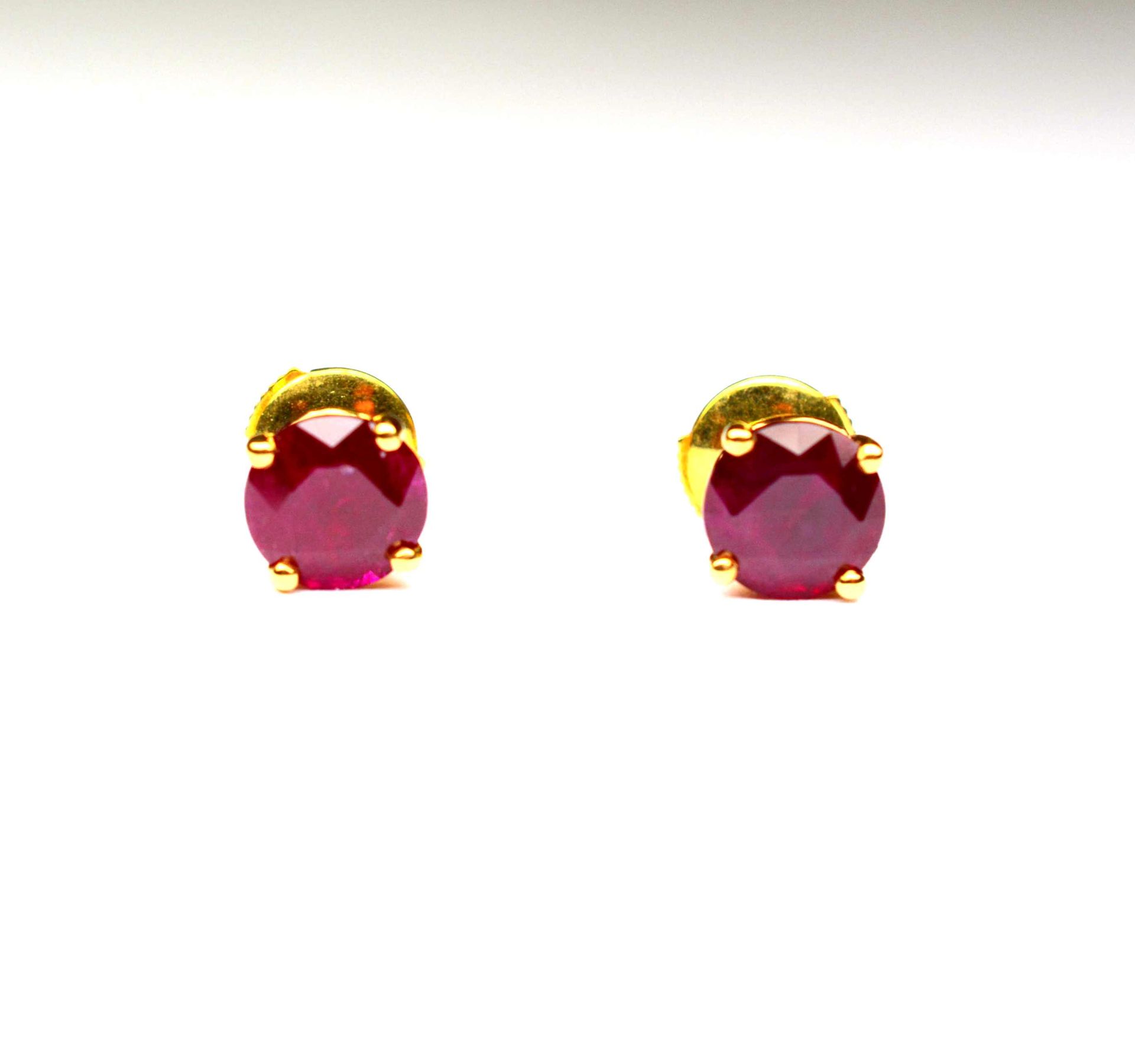 Null Très belle paire de Boucles d'oreilles serties de deux rubis ronds Birman p&hellip;