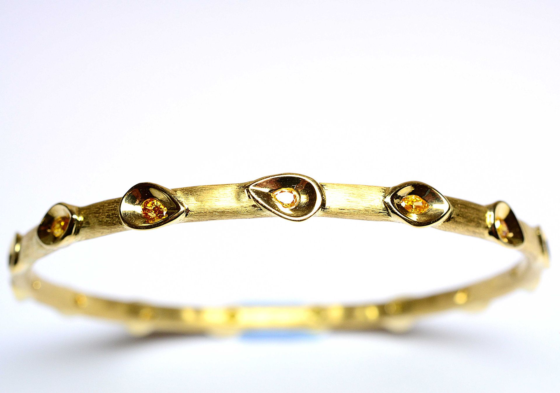 Null D' une collection privée, bracelet jonc en or jaune brossé serti de 15 diam&hellip;