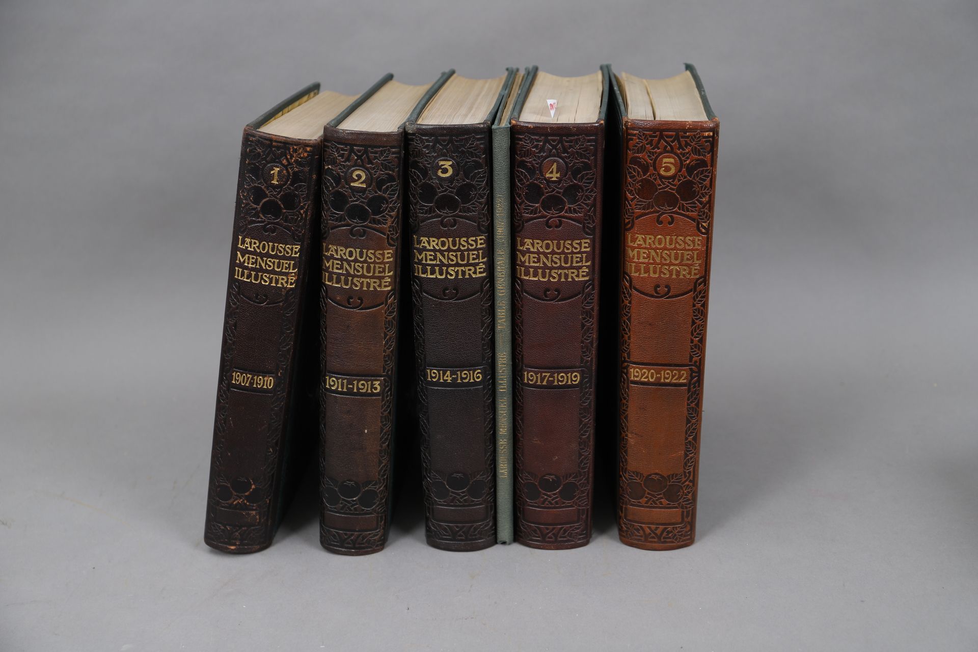 Null LAROUSSE MONTHLY illustrated 

YEARS 1907 to 1922.

In 5 bound volumes.