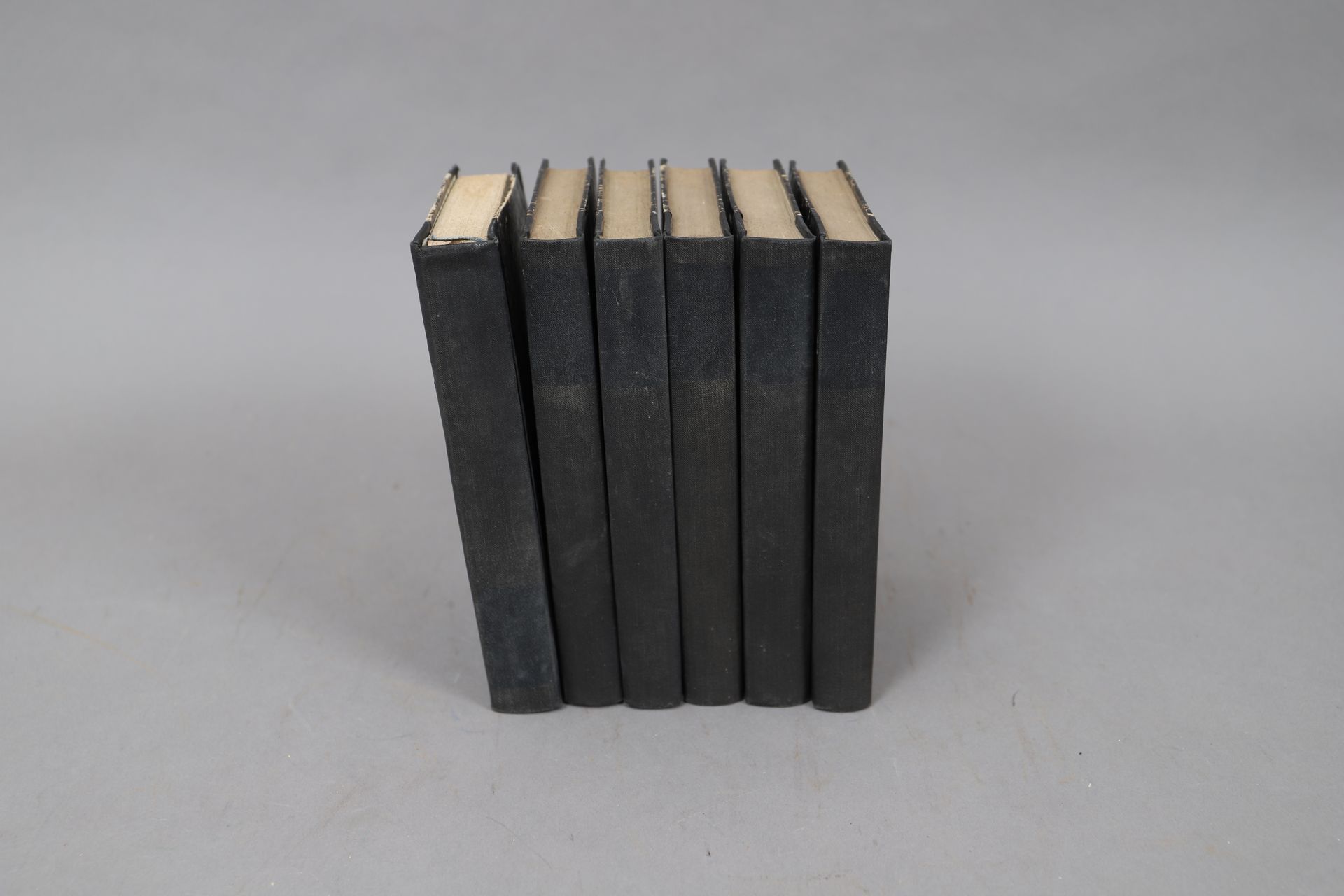 Null Werke von BOSSUET

Bruselles 1818,

6 gebundene Bände.