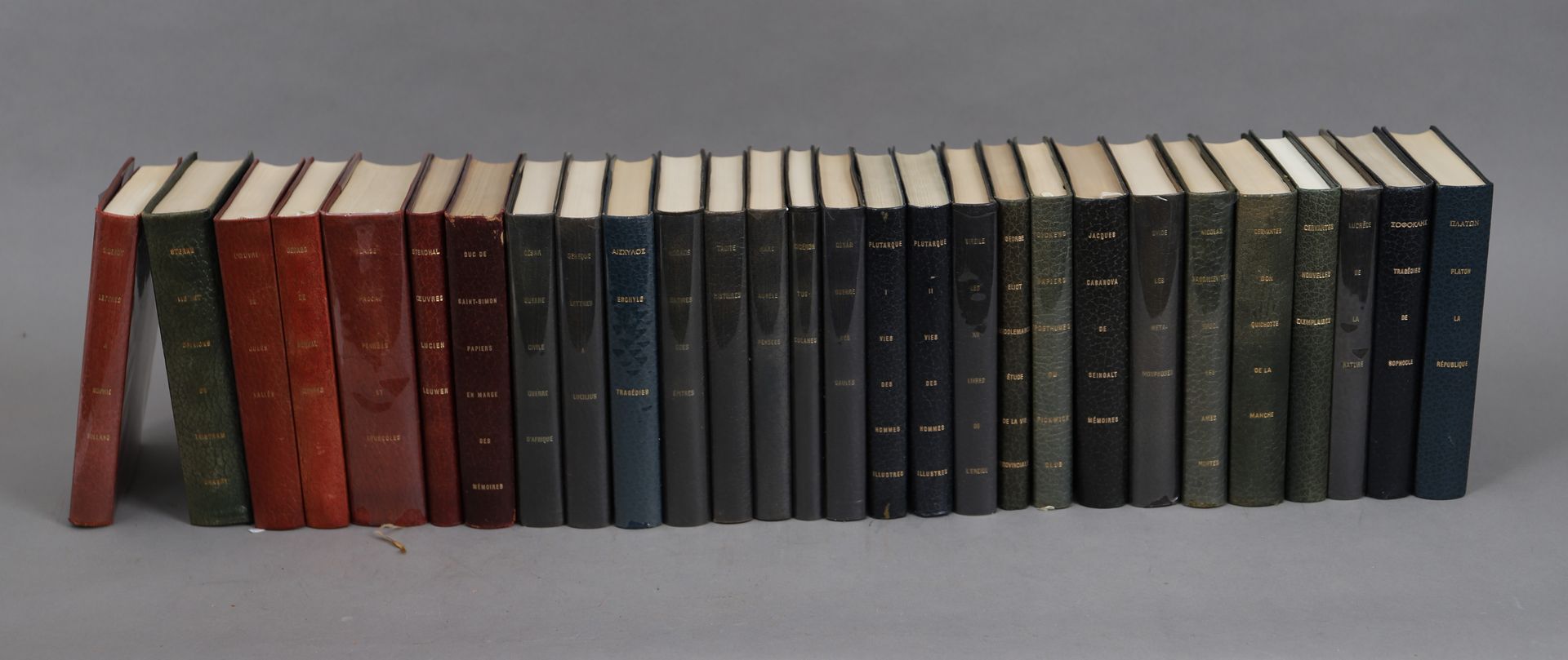 Null CLASSICS OF LITERATURE

LOT of 28 bound volumes. 

1965.