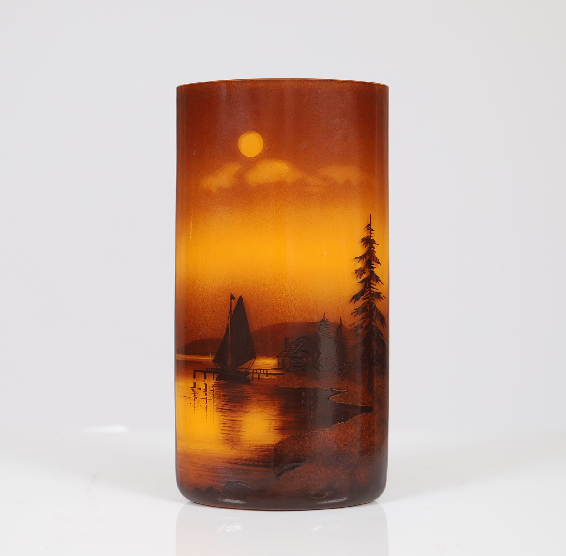 Null Vase 

Vase en verre peint à décor de paysage lacustre dans les tons brun o&hellip;