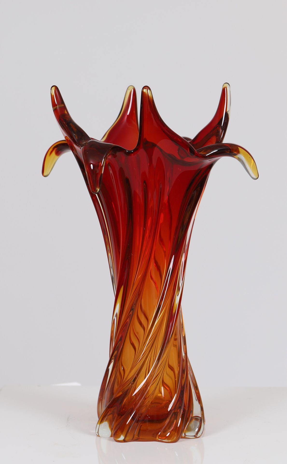 Null Vase 

Vase dans le style Murano, de forme ovoide torsadée à 8 branches dan&hellip;