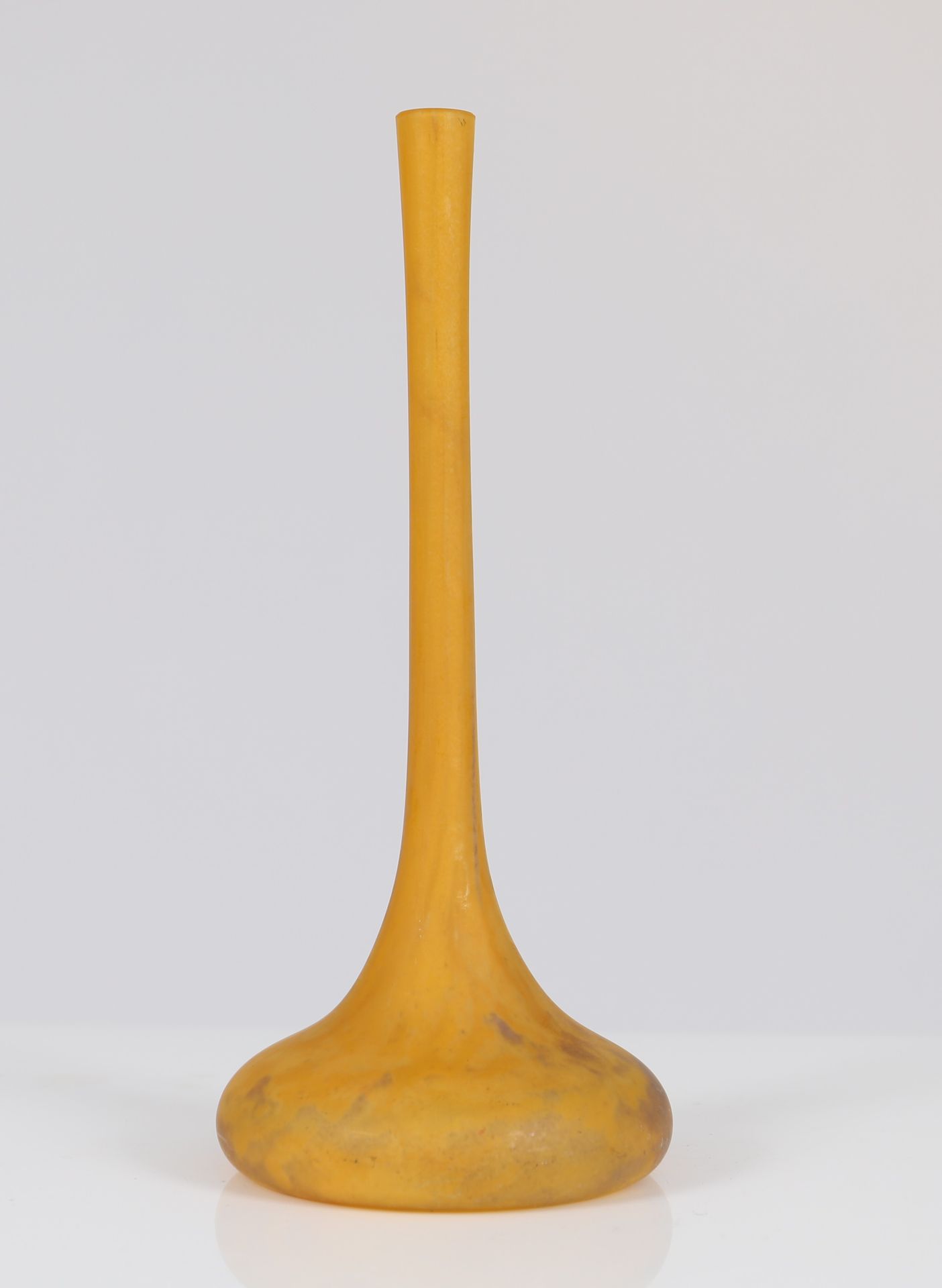 Null Daum 

Vase soliflore aux couleurs orangés

Signé Daum Nancy France à la ba&hellip;