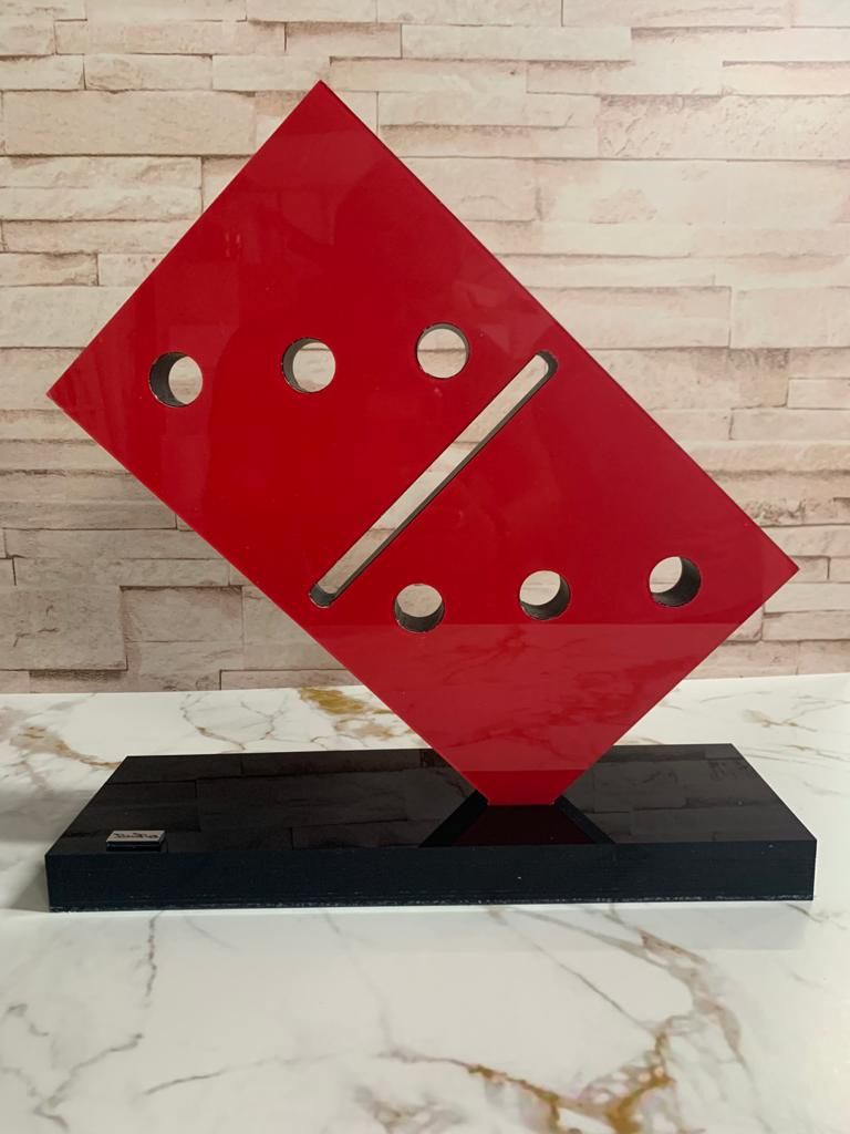 Null 脑罗伊（生于1980年

多米诺红色雕塑

丙烯酸玻璃饰面

装在美国盒子里的框架

尺寸：高：35；宽：20厘米

带底座高度：37厘米