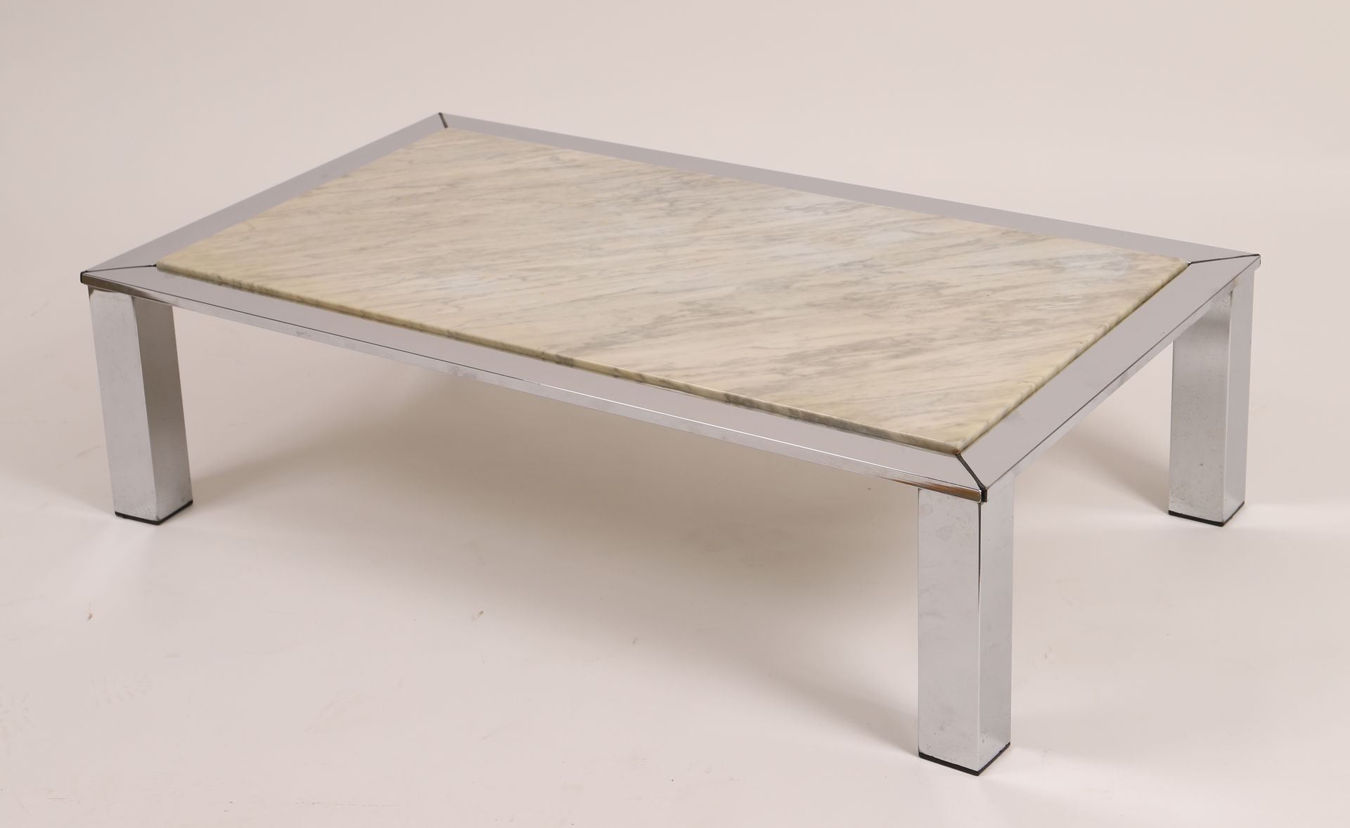 Null 咖啡桌

镀铬钢，长方形支持灰色脉络的白色大理石面板。

使用条件

尺寸：高：32；宽：120.5；深：70.5厘米