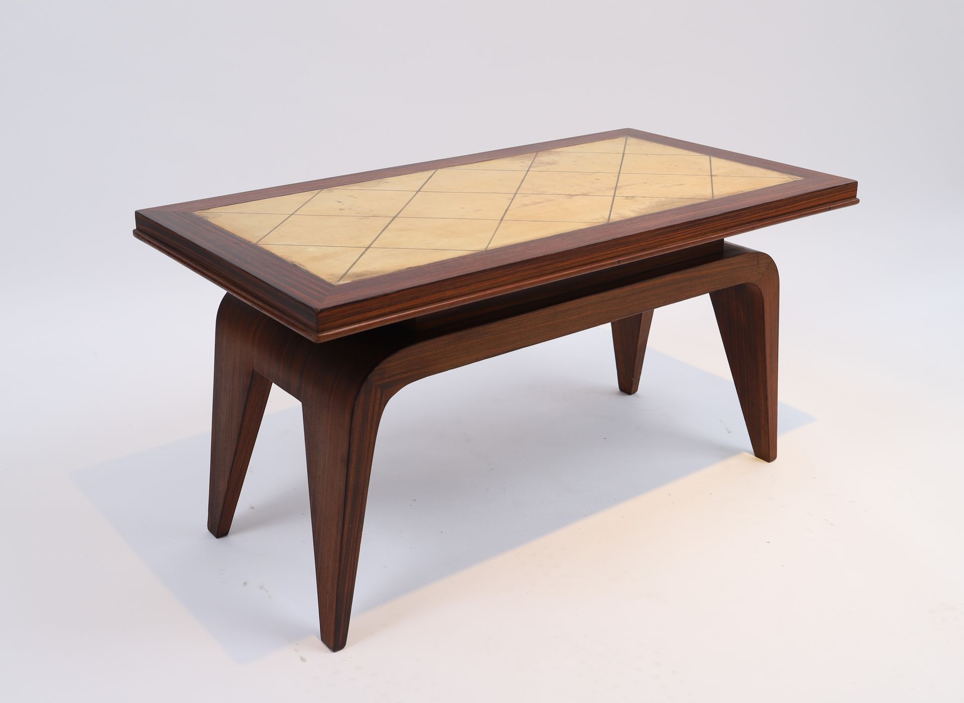 Null 克里斯蒂安-克拉斯（1868-1957）的咖啡桌 - 里昂

红木材质，置于4个锥形腿上，顶部由米色瓷砖制成。

20世纪时期

尺寸：高：45；长：&hellip;
