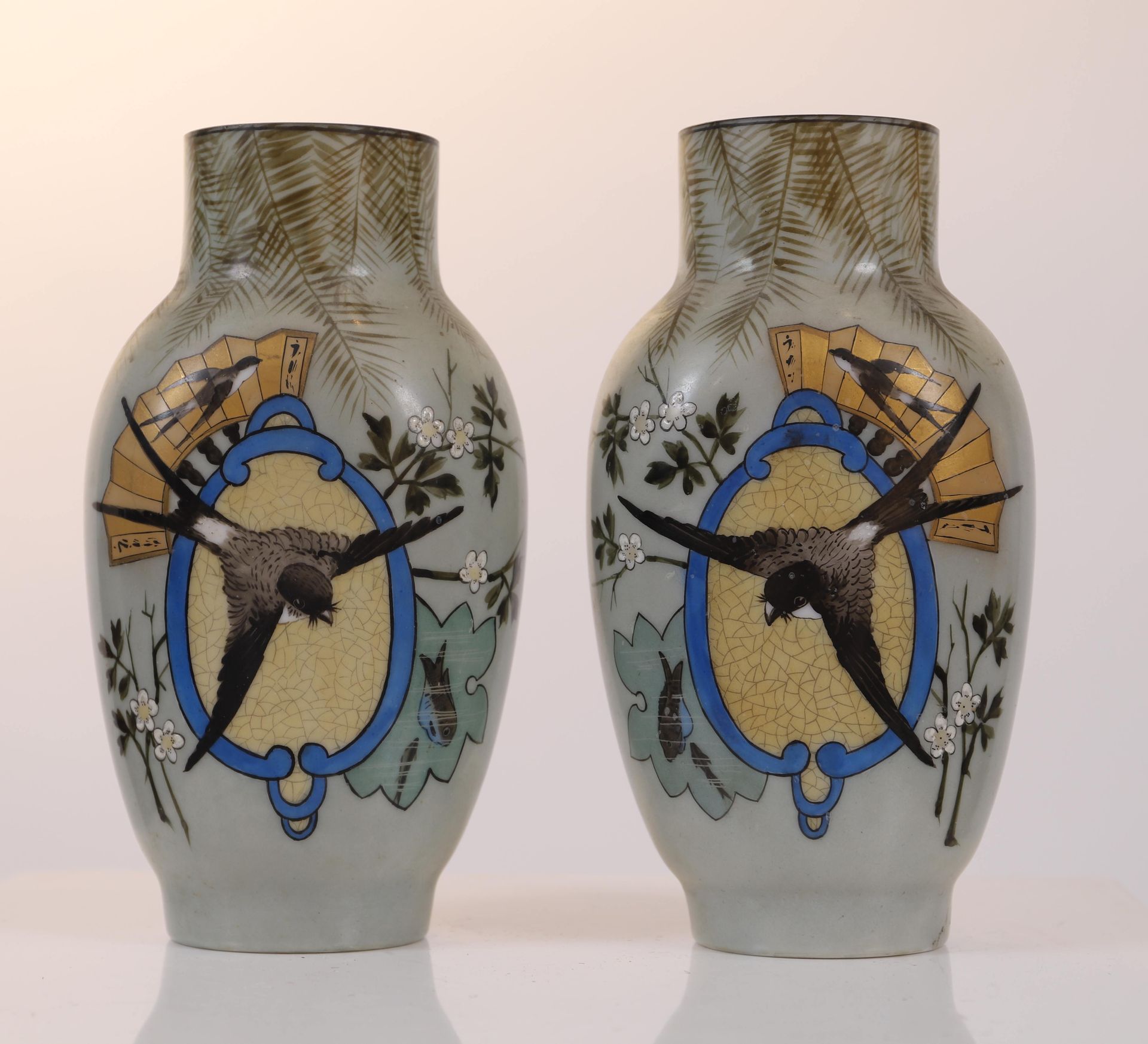 Null Pair of vases with birds

In porcelain decorated with swallows 

20th centu&hellip;