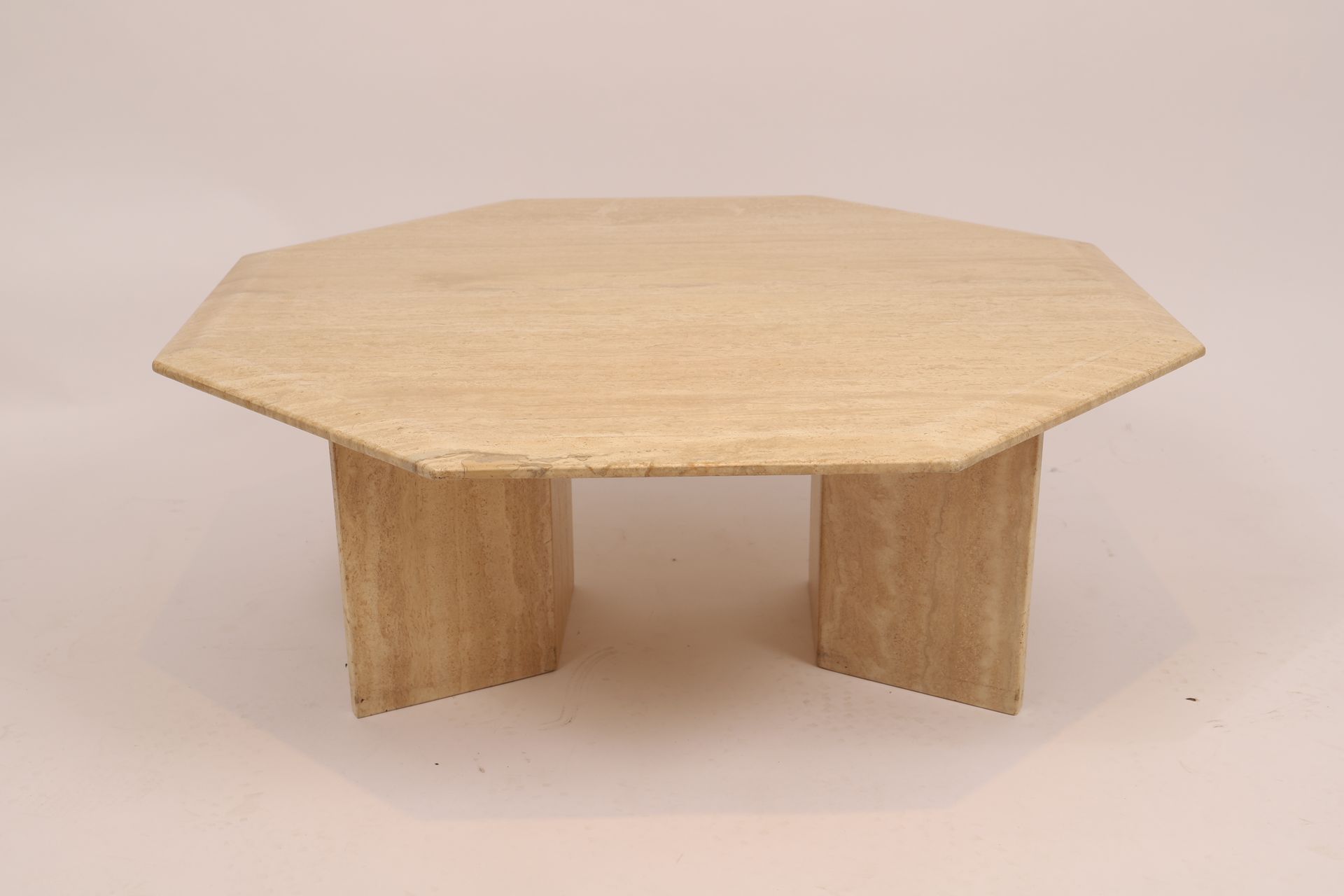 Null Table basse 

En travertin à plateau octogonal, reposant sur un double piét&hellip;