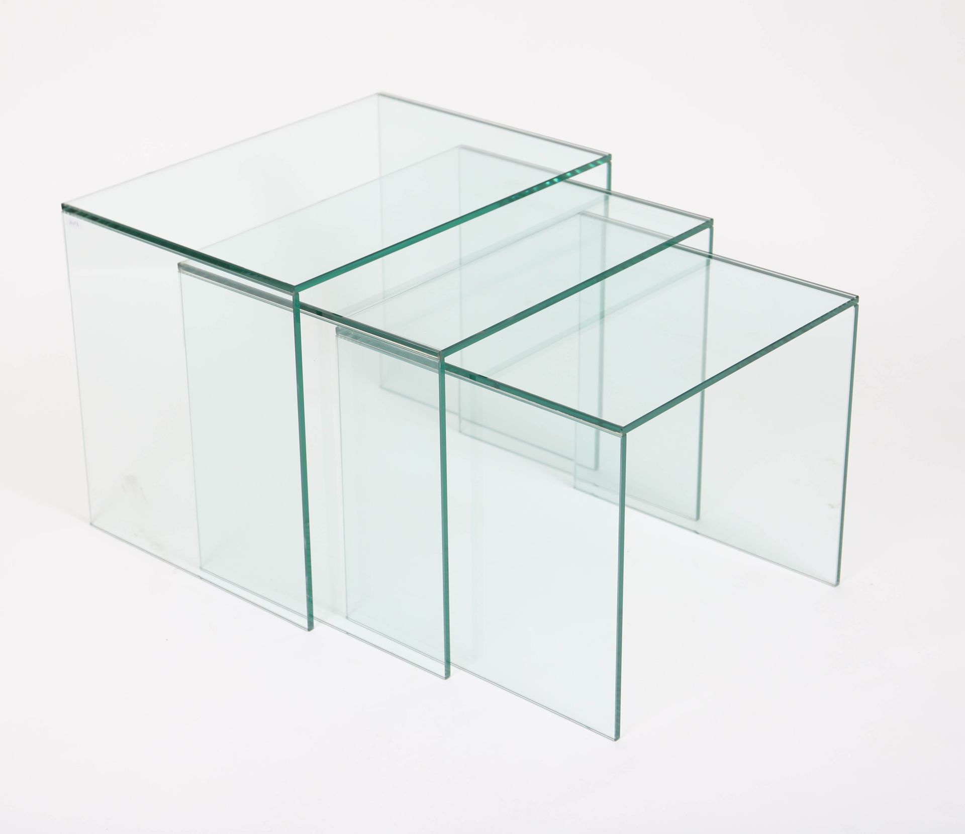 Null Tische aus Glas

Set aus drei Glastischen im Ausziehstil.

Maße: H: 44; B: &hellip;