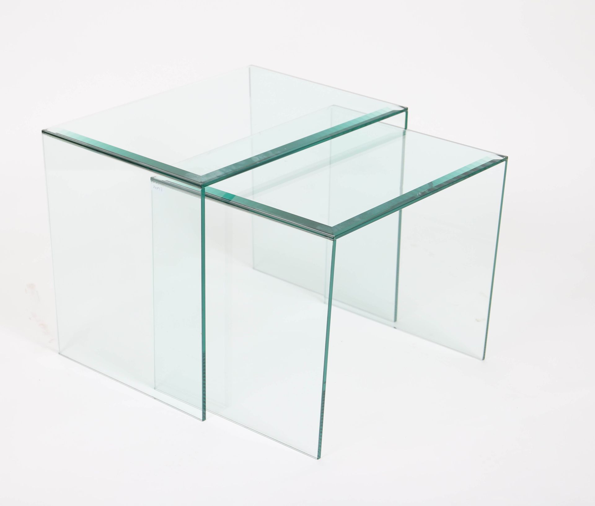 Null Tische aus Glas

Set aus zwei Glastischen im Ausziehstil.

Abmessungen: H: &hellip;