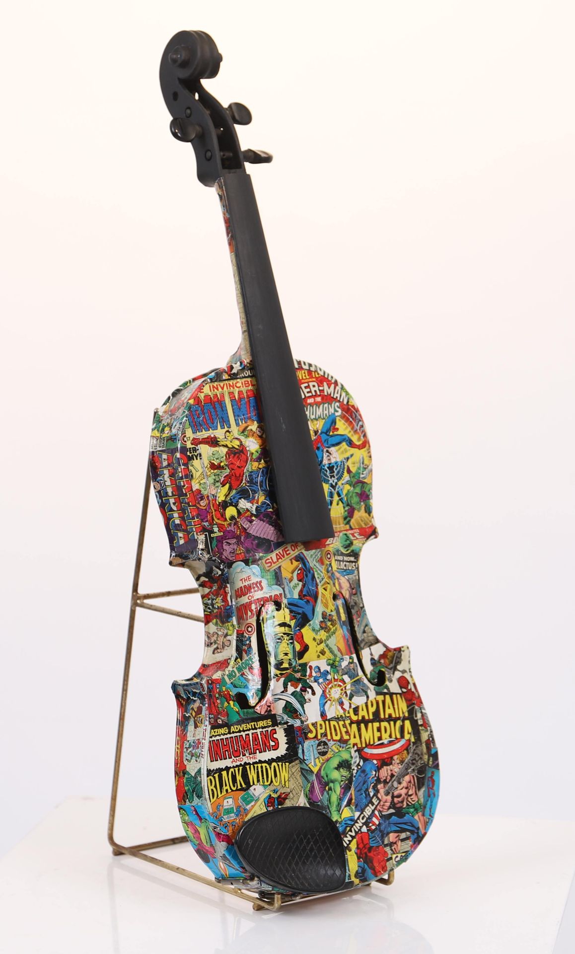 Null Ymagine的波普艺术小提琴

比利时画家

真小提琴上的拼贴画--MARVEL超级英雄

独特的作品

尺寸：高：59厘米



四十多年的古董商&hellip;