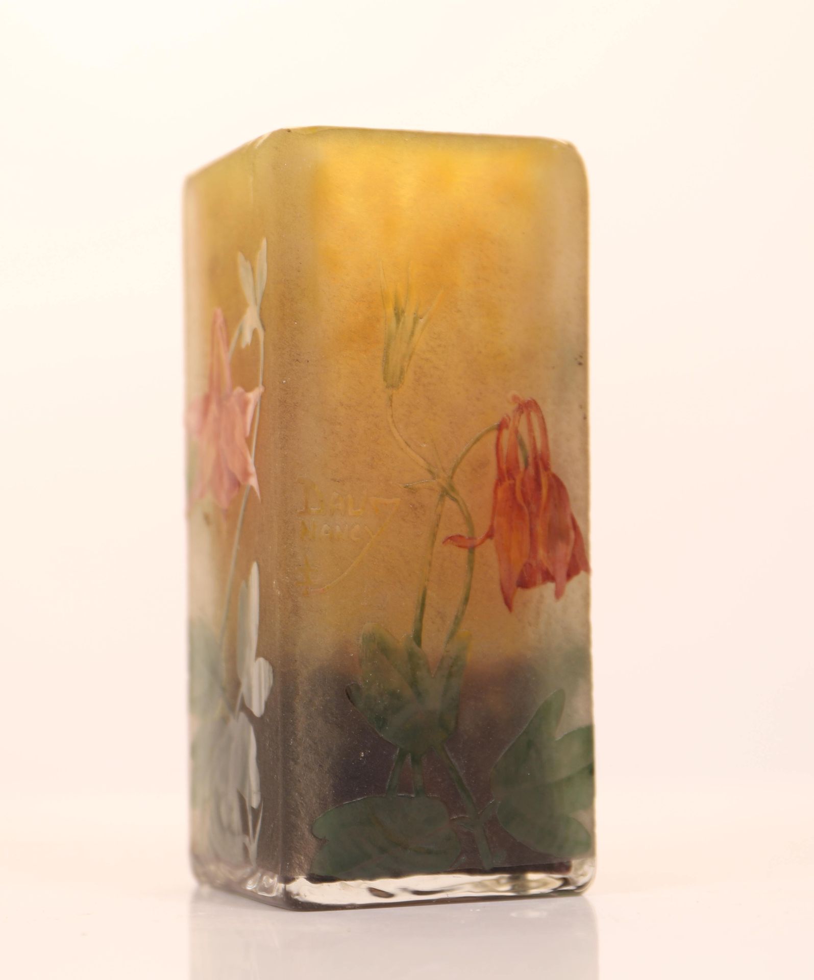 Null 道姆的方形花瓶

小花瓶，在黄色和磨砂的背景上有雕刻和珐琅的花朵。

签名：Daum Nancy

20世纪

尺寸：高：12；深：5厘米