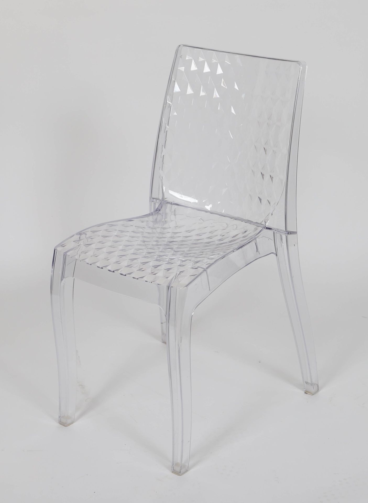 Null 卡特尔型椅子

由透明的聚碳酸酯制成

尺寸：高：84；宽：37；深：48厘米