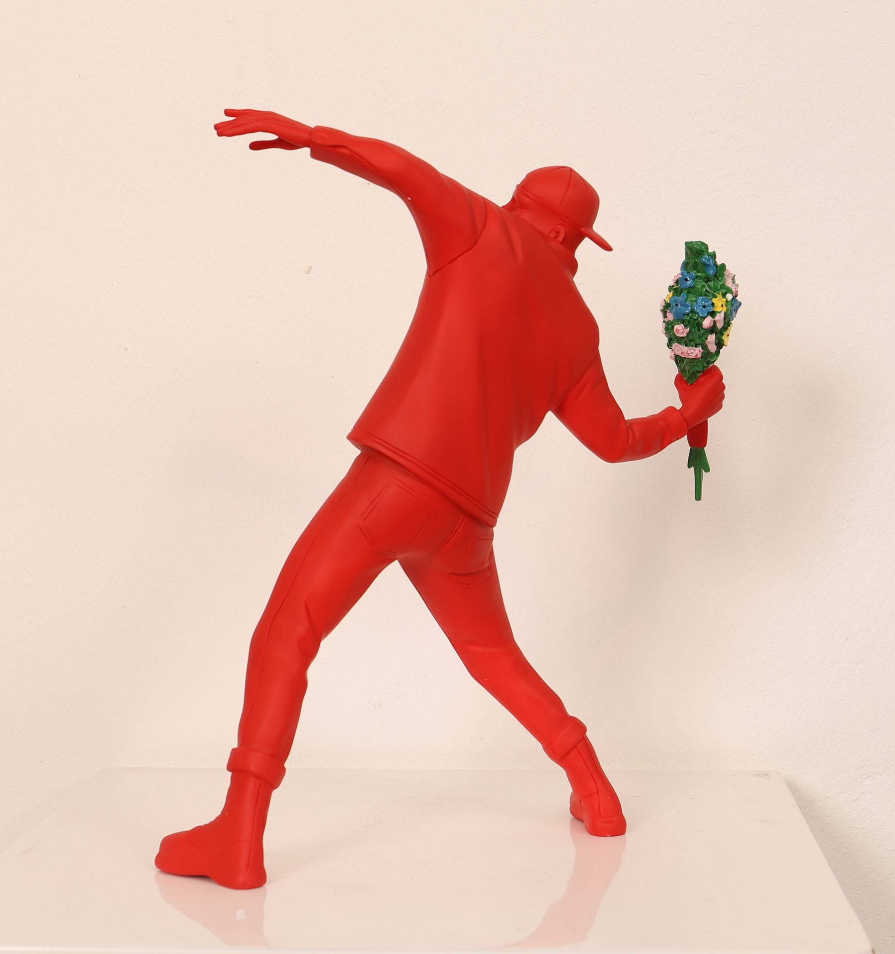 Null Banksy (nach) - Figurine "Flower Bomber" Reproduktion aus Kunstharz. Rotes &hellip;