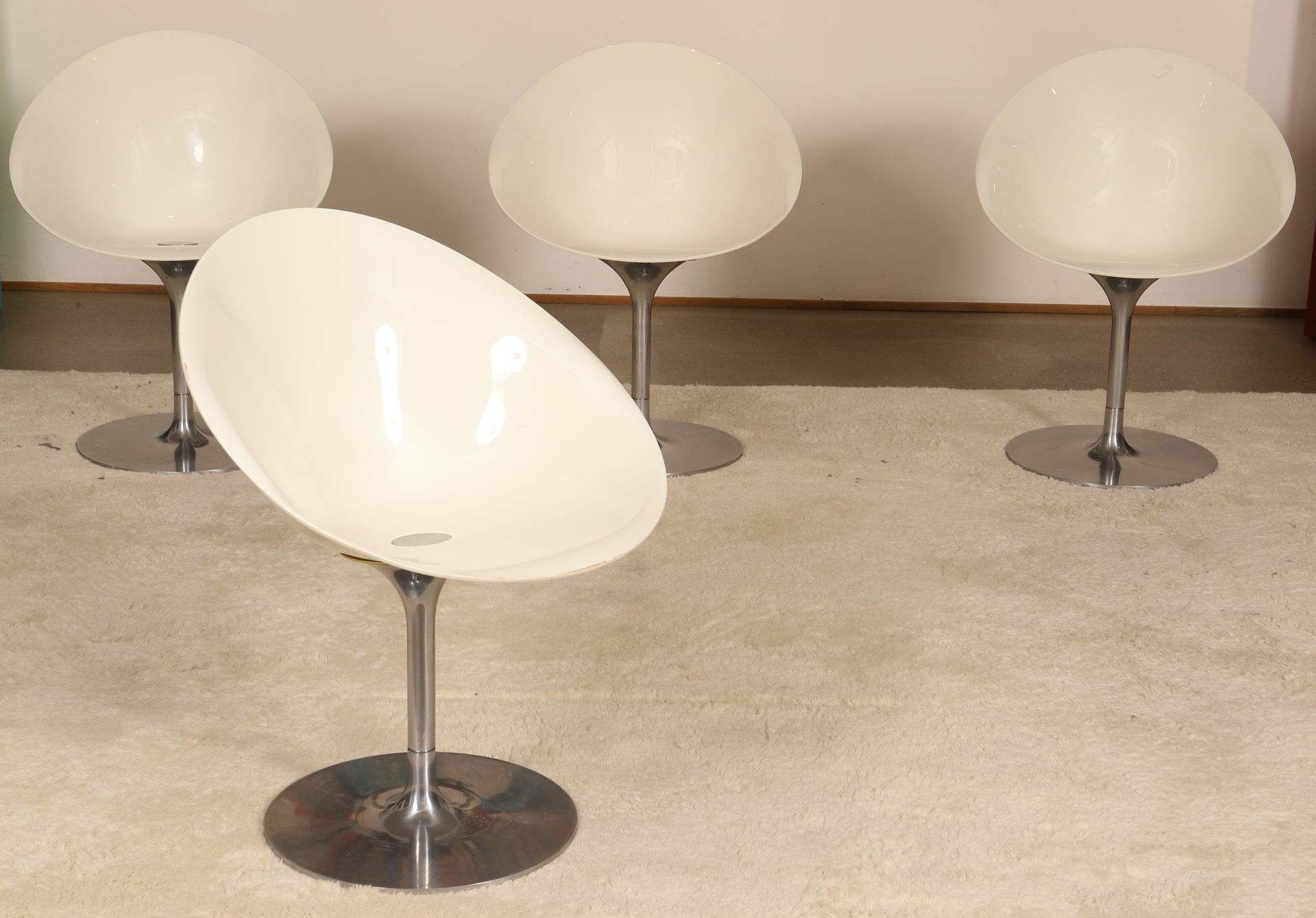 Null 菲利普-斯塔克（Philippe Starck）设计的扶手椅模型 "Eros"，卡特尔（Kartell）编辑。

一套4把旋转扶手椅，带有模制铝制底座&hellip;