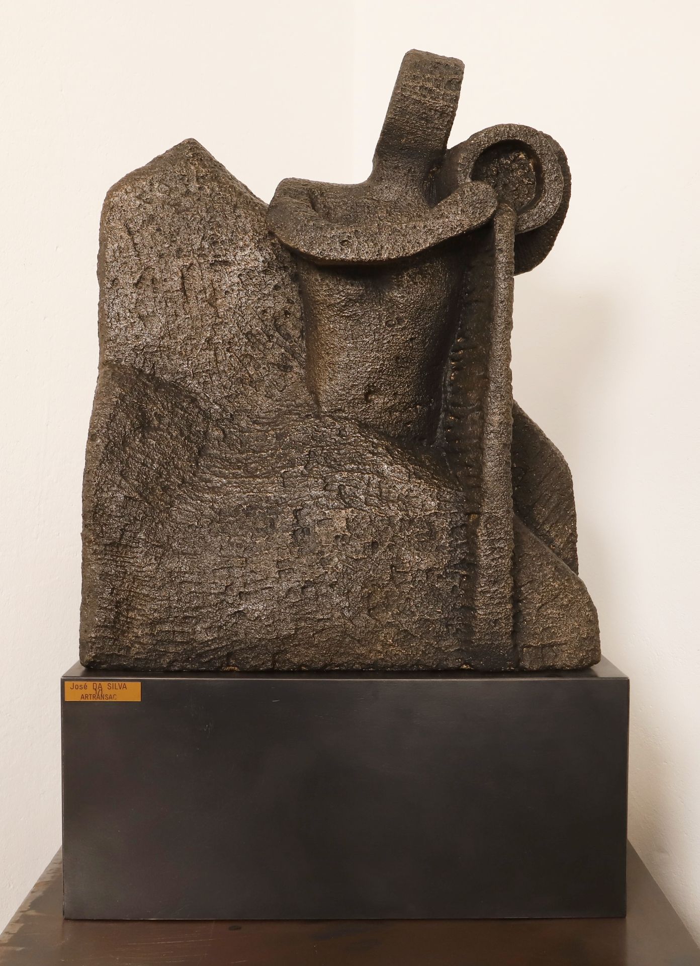 Null José Da Silva的 "Artransac"。

带有铜锈的石器雕塑

独特的作品

(销售时不含展示底座)

尺寸：高：70；宽：57；深：&hellip;
