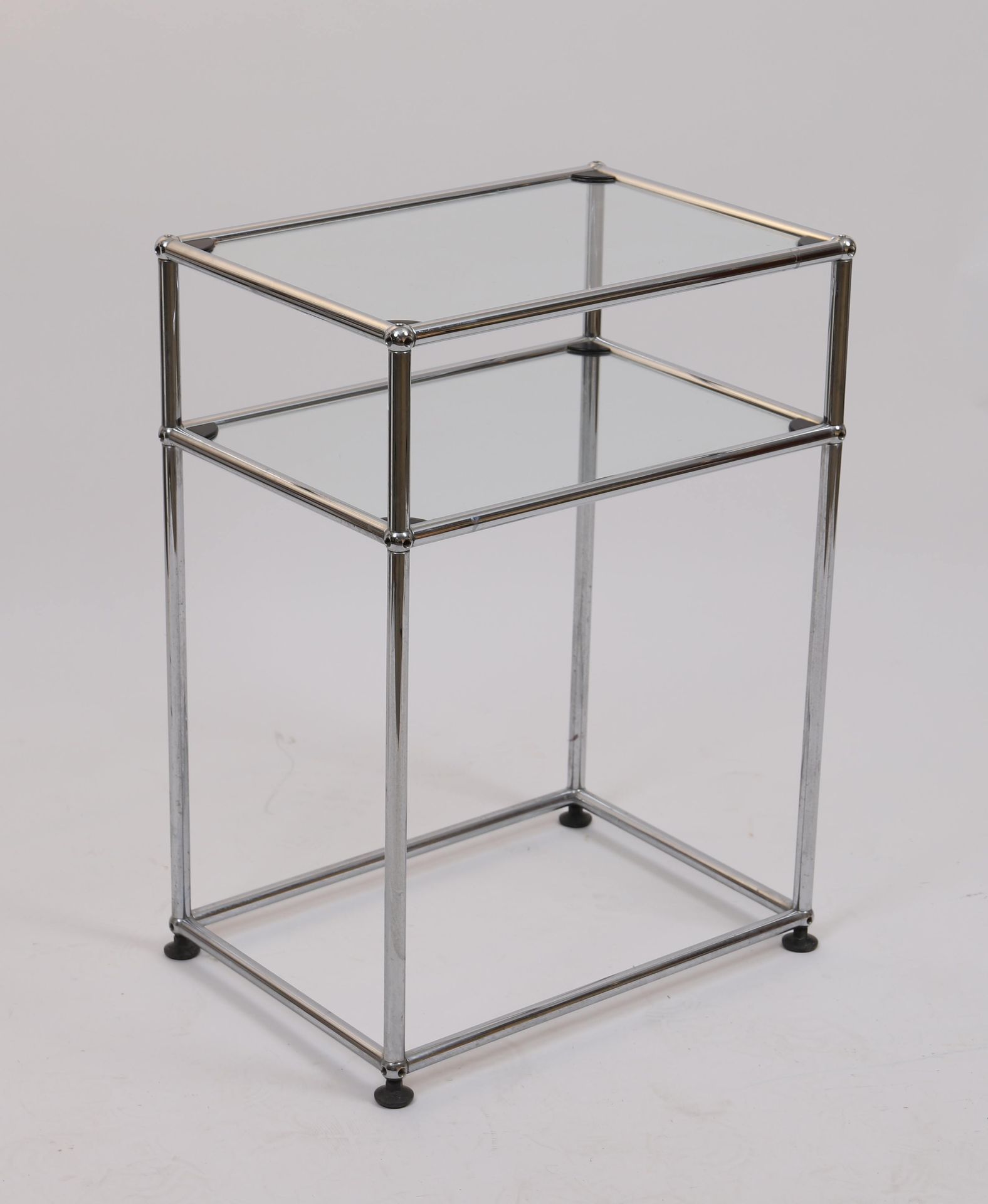 Null 设计咖啡桌

镀铬管状金属矩形桌，有两个玻璃桌面。

20世纪时期

尺寸：高：72；宽：52；深：37厘米