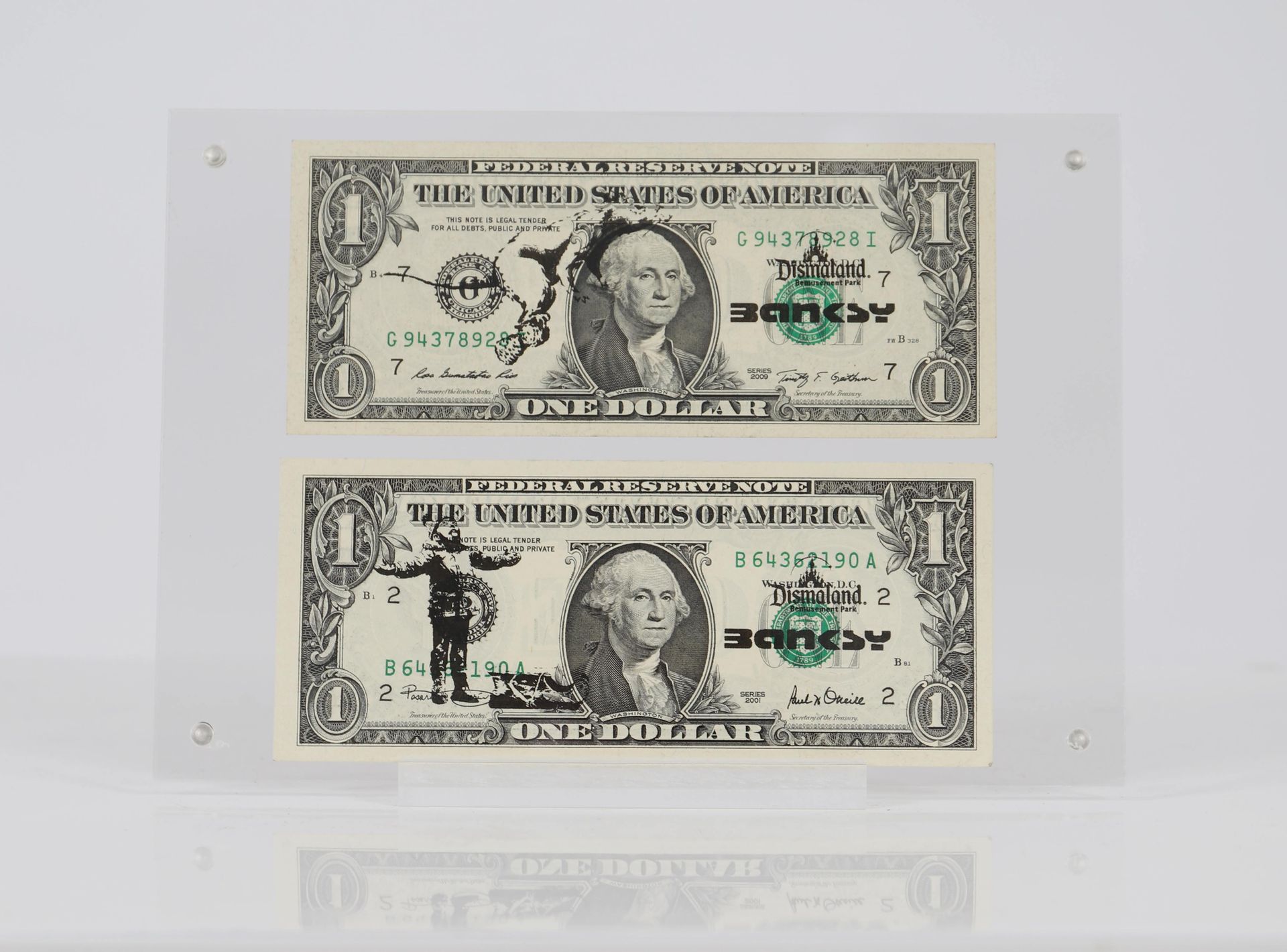 Null Banksy (d'aprés)

Ensemble de deux véritables billets de 1$ américain, déco&hellip;