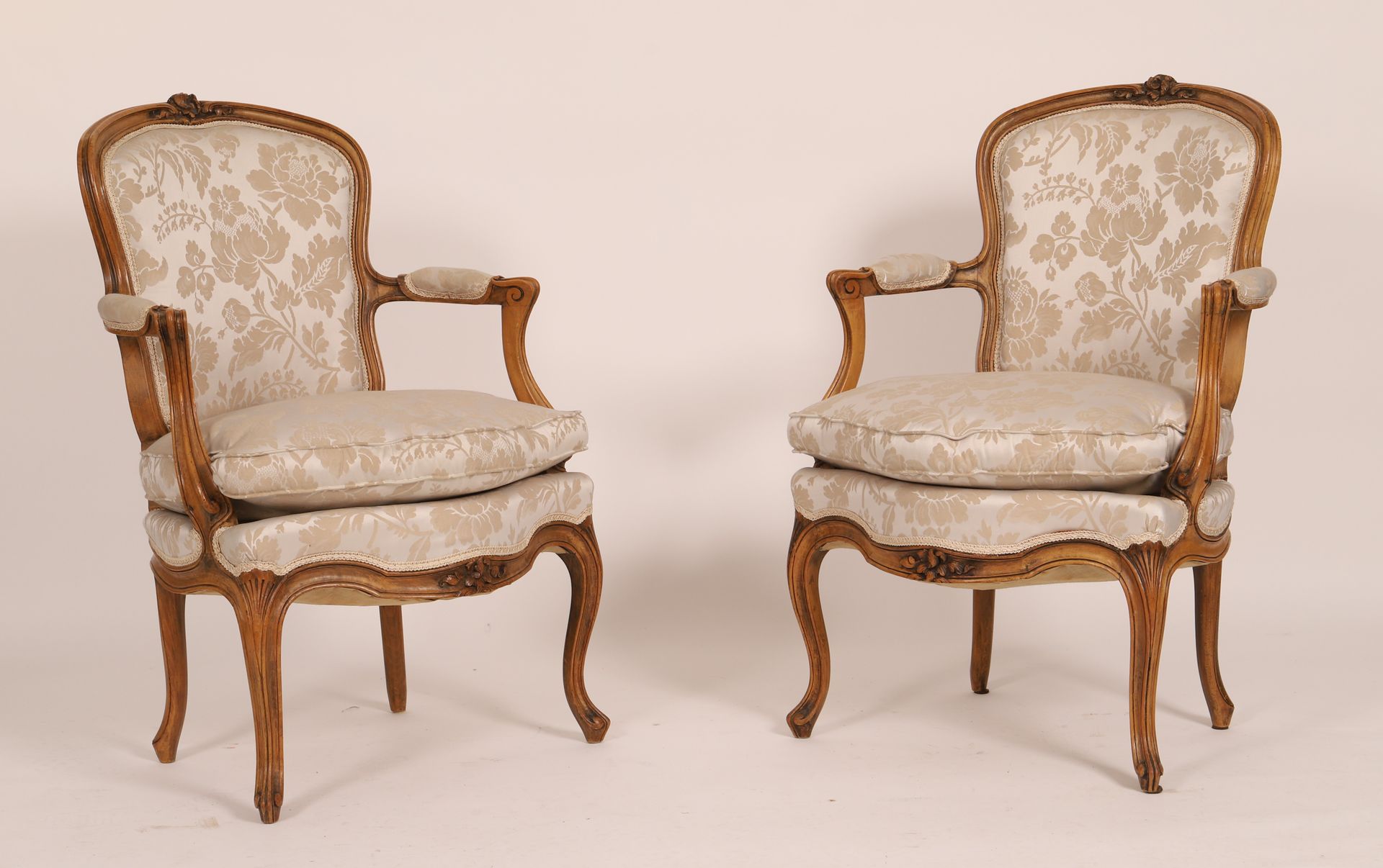 Paire de fauteuils cabriolets Louis XV 
Belle paire de fauteuils cabriolets en b&hellip;