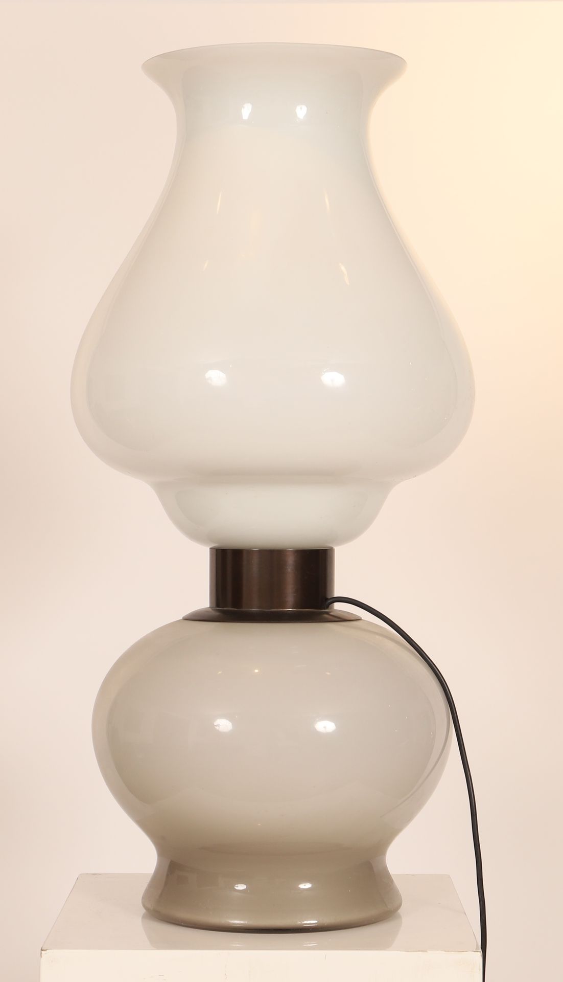 Null Grande lampada opalina bianca e fumé

20° secolo

Dimensioni: H: 84 cm